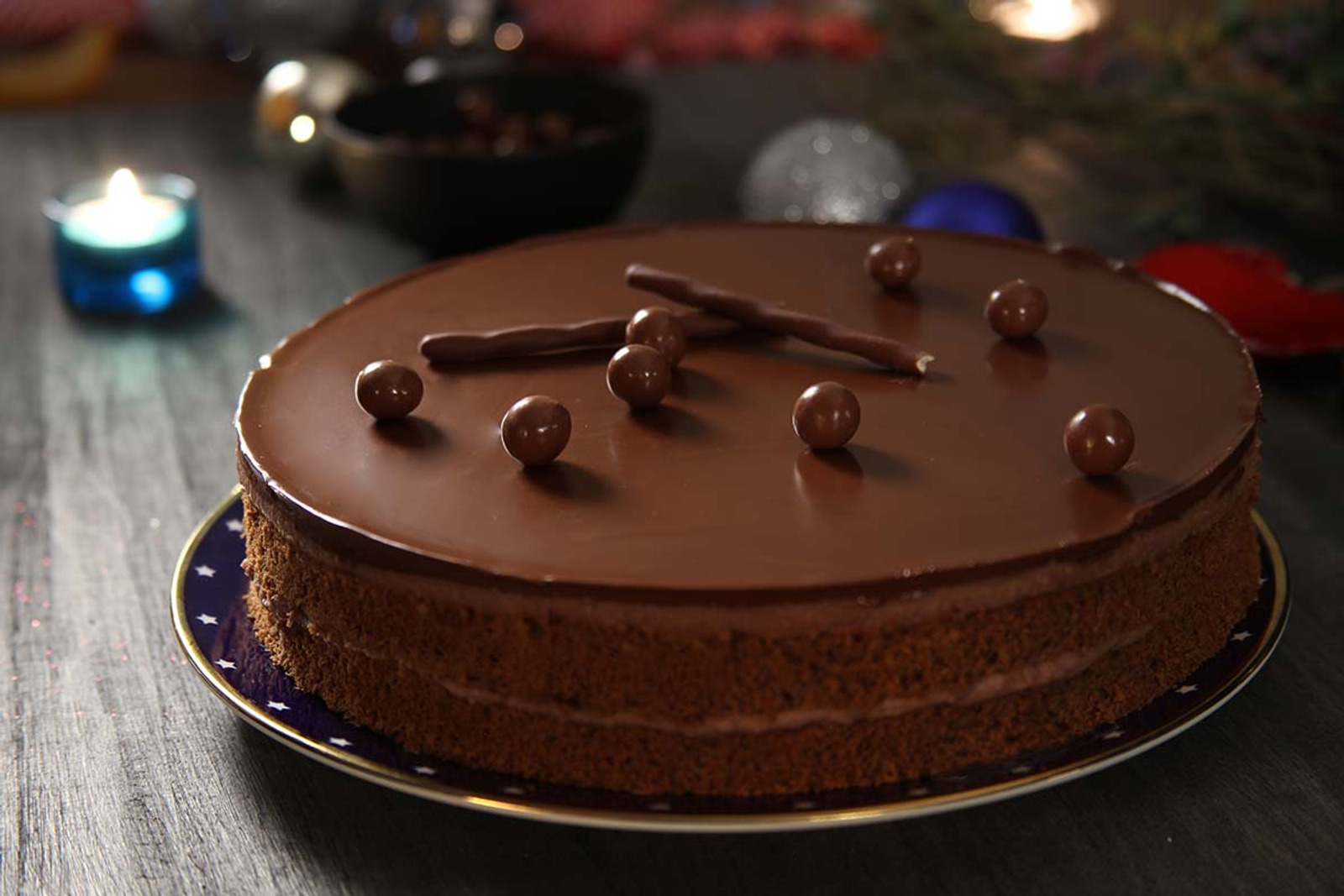 Novogodišnja torta s čokoladom i bademima