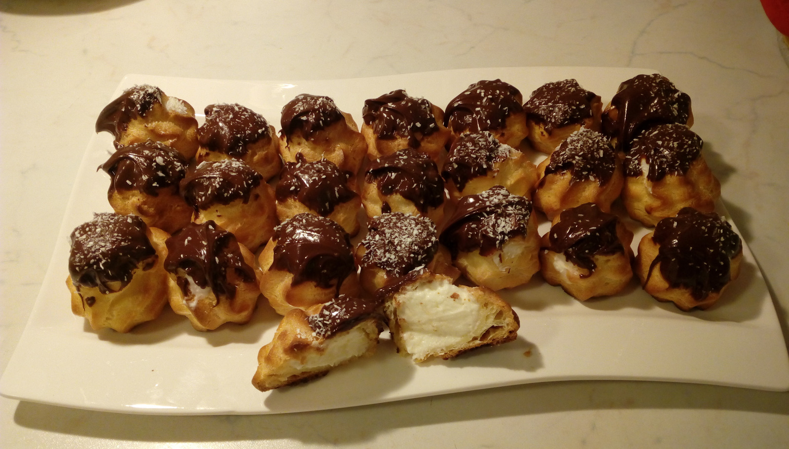 Kokos profiteroli