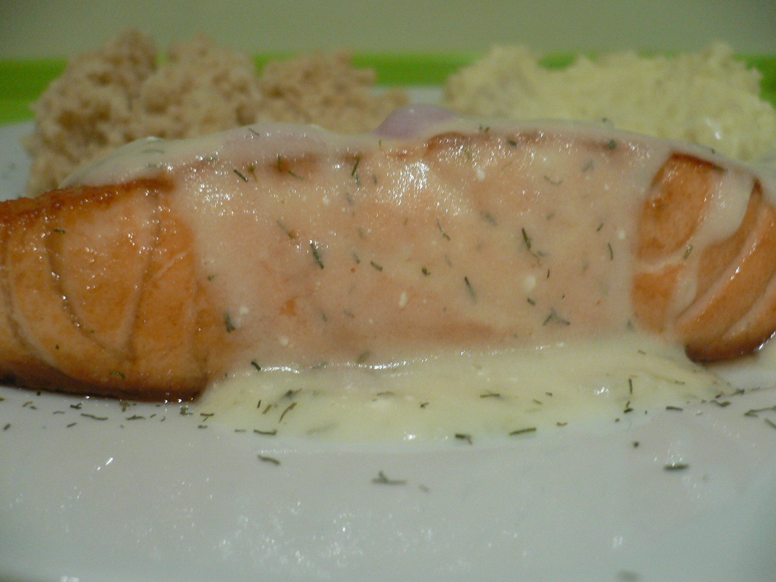 Filet lososa u umaku od kopra s prilozima