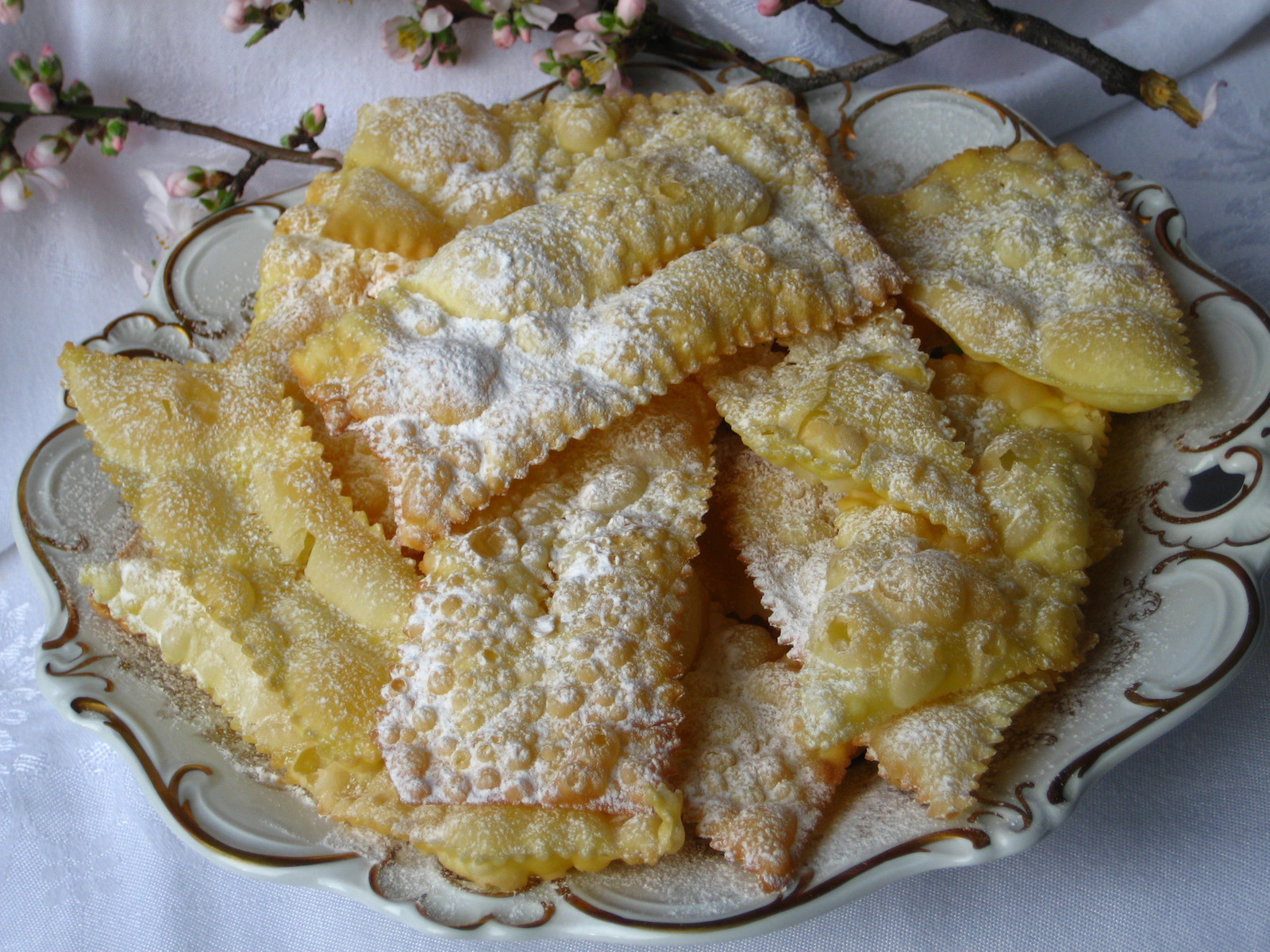Kroštuli (ili chiacchiere, frappe, bugie, cenci, galani)