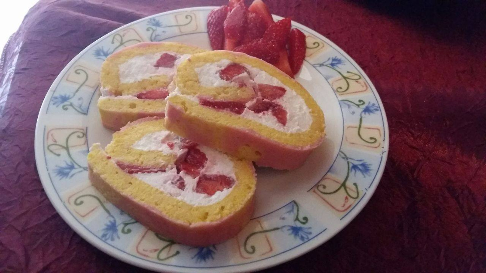 Proljetna rolada s jagodama
