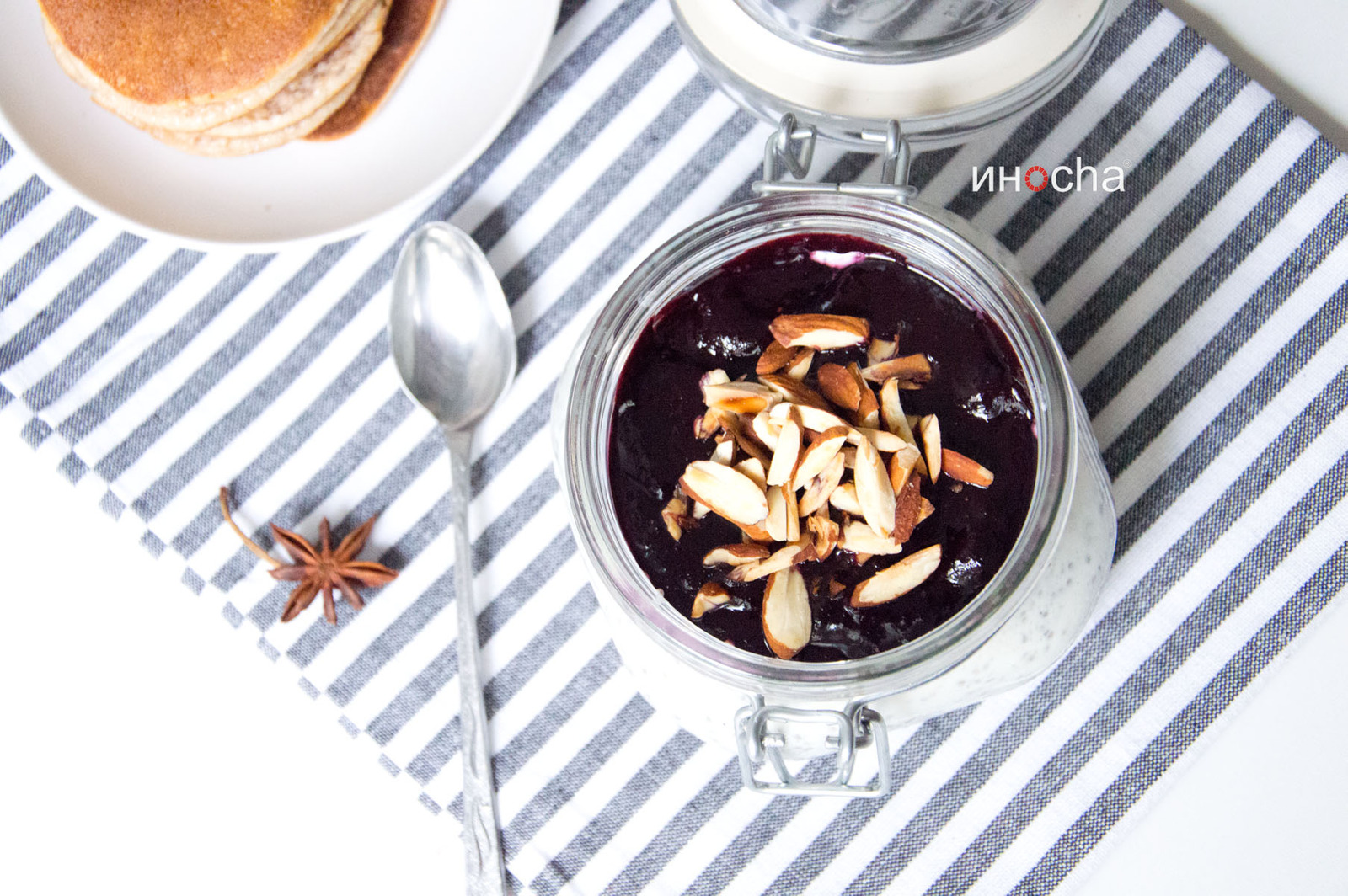 Chia puding i palačinke sa badem brašnom