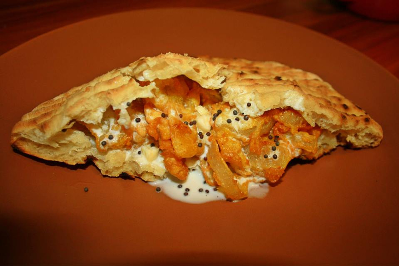 Onion bhaji, indijski przeni luk posluzen u somunu