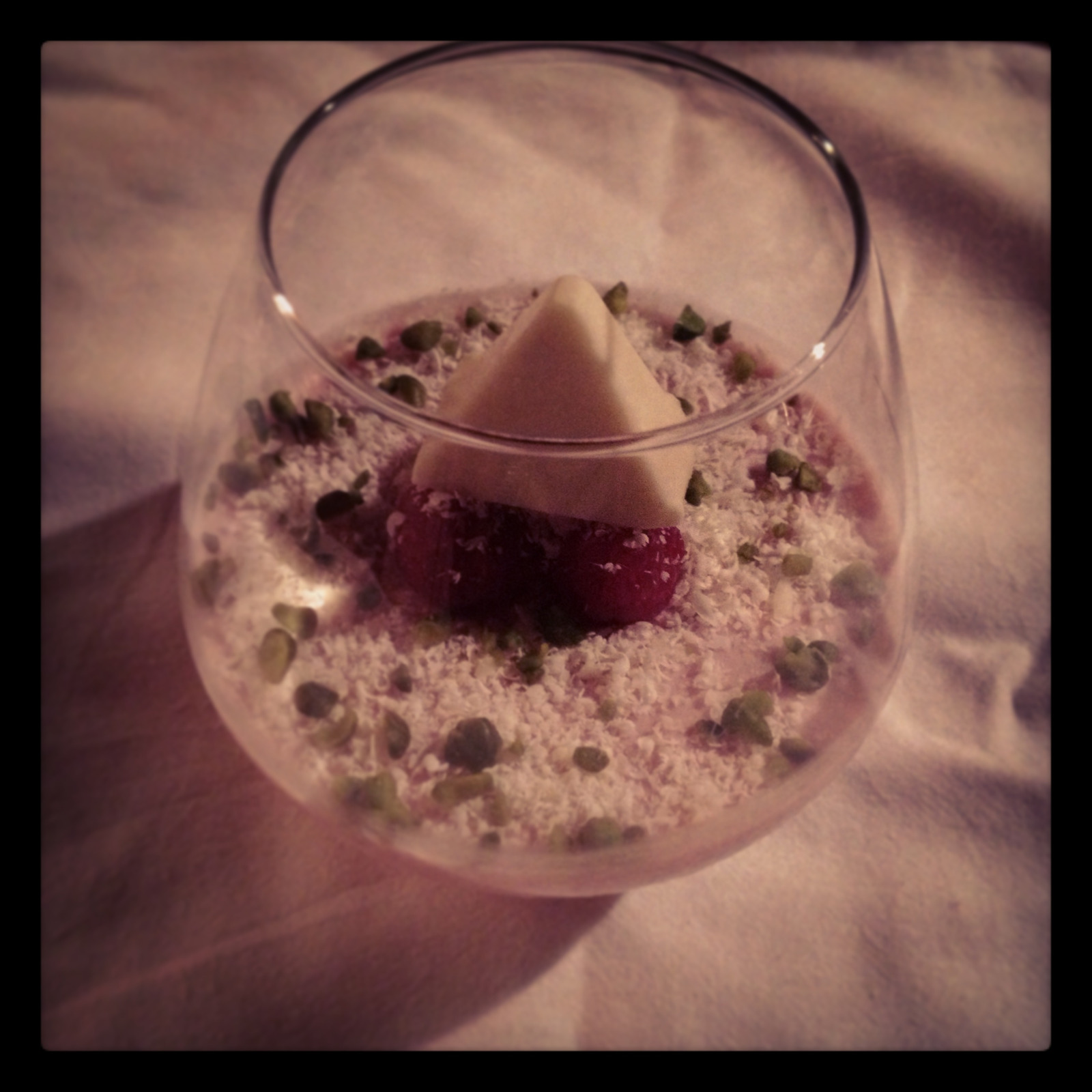 Toblerone mousse sa jagodama i malinama :)