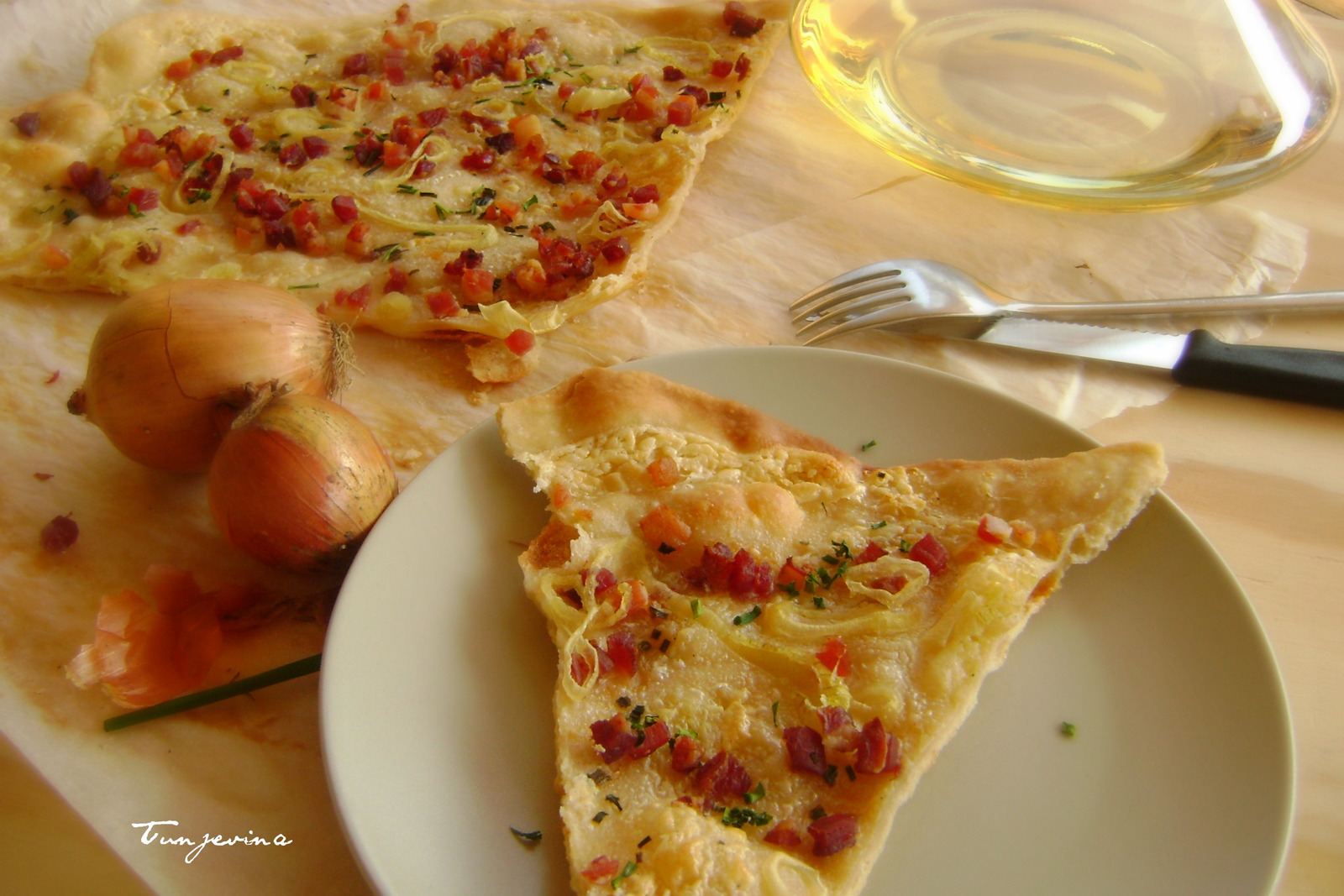 Flammkuchen sa spekom i lukom