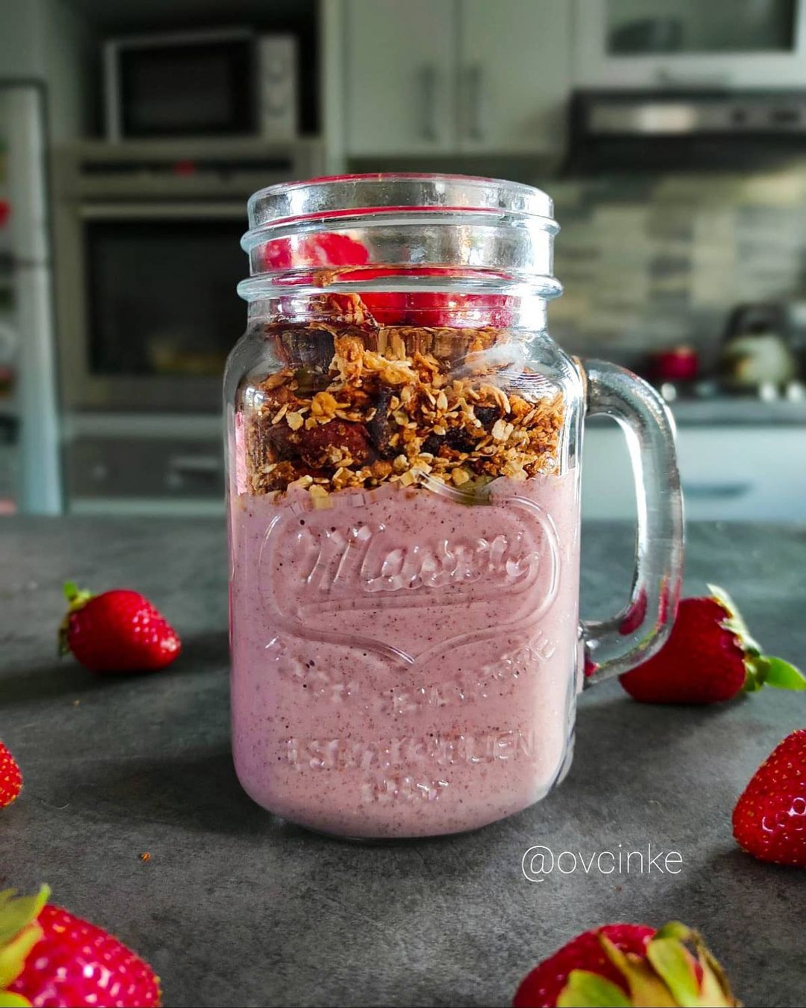 Smoothie od jagoda sa granolom ♥️
