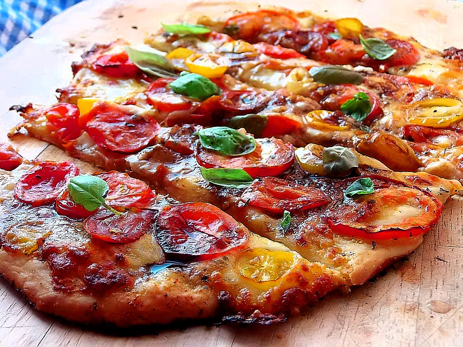 Flatbread Caprese sa česnjakom