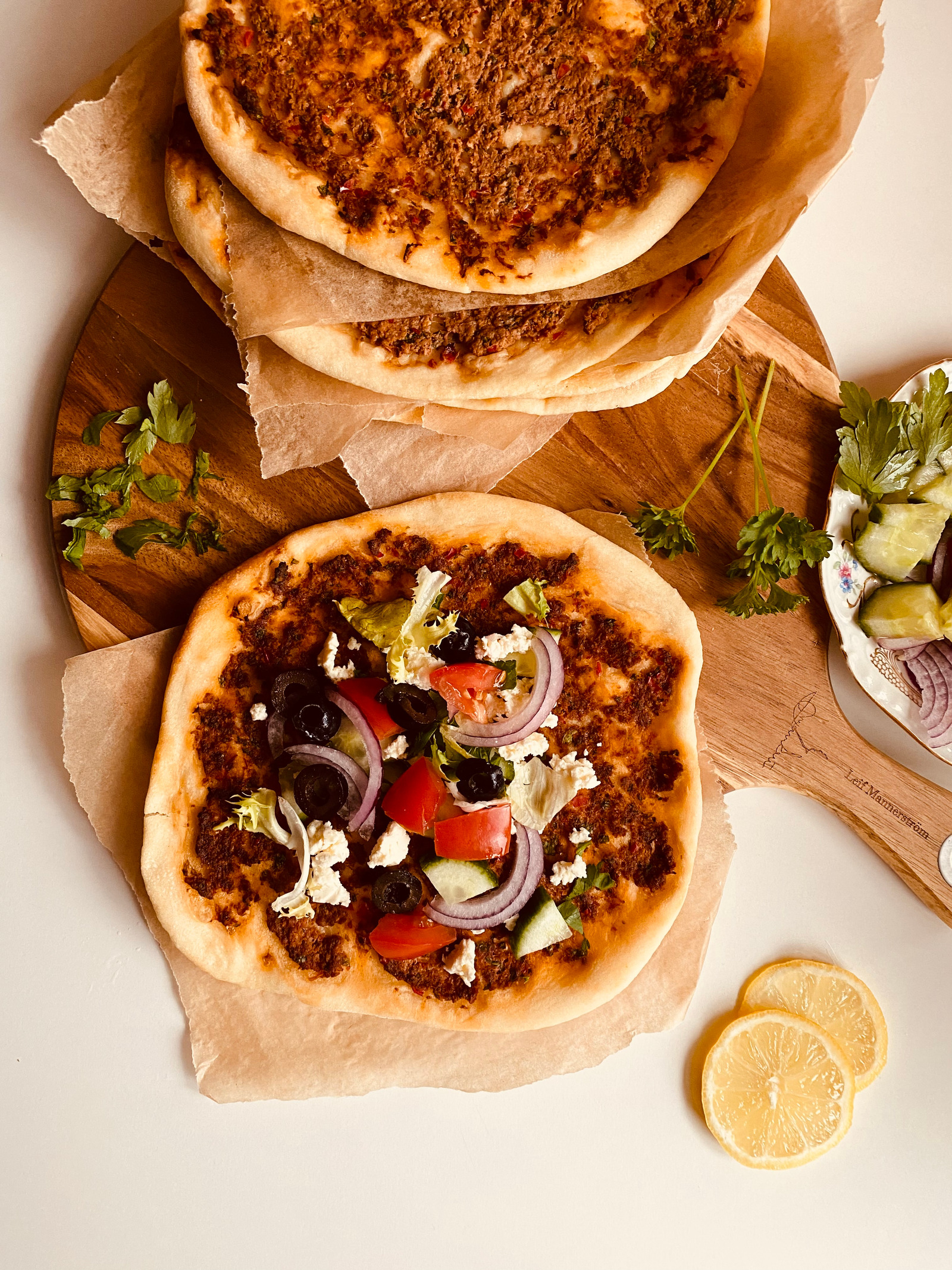 Lahmacun (pecivo sa mljevenim mesom)