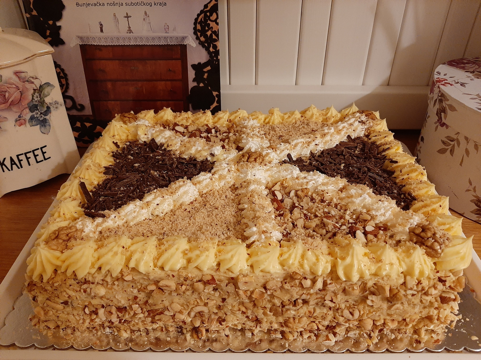 Kumova „bomba” torta (lješnjaci, badem, orasi)