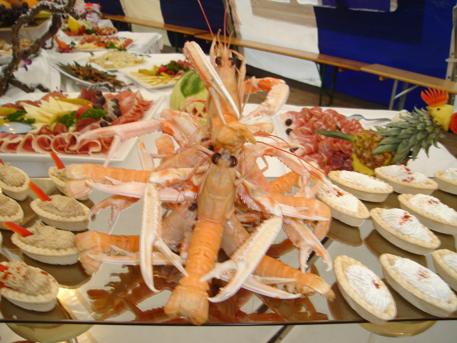 razigrani škampi i brodići sa ribljom paštetom