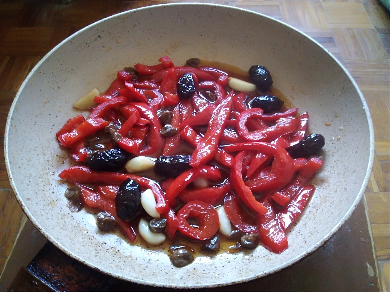 Paprika sa kaparima, maslinama i belim lukom