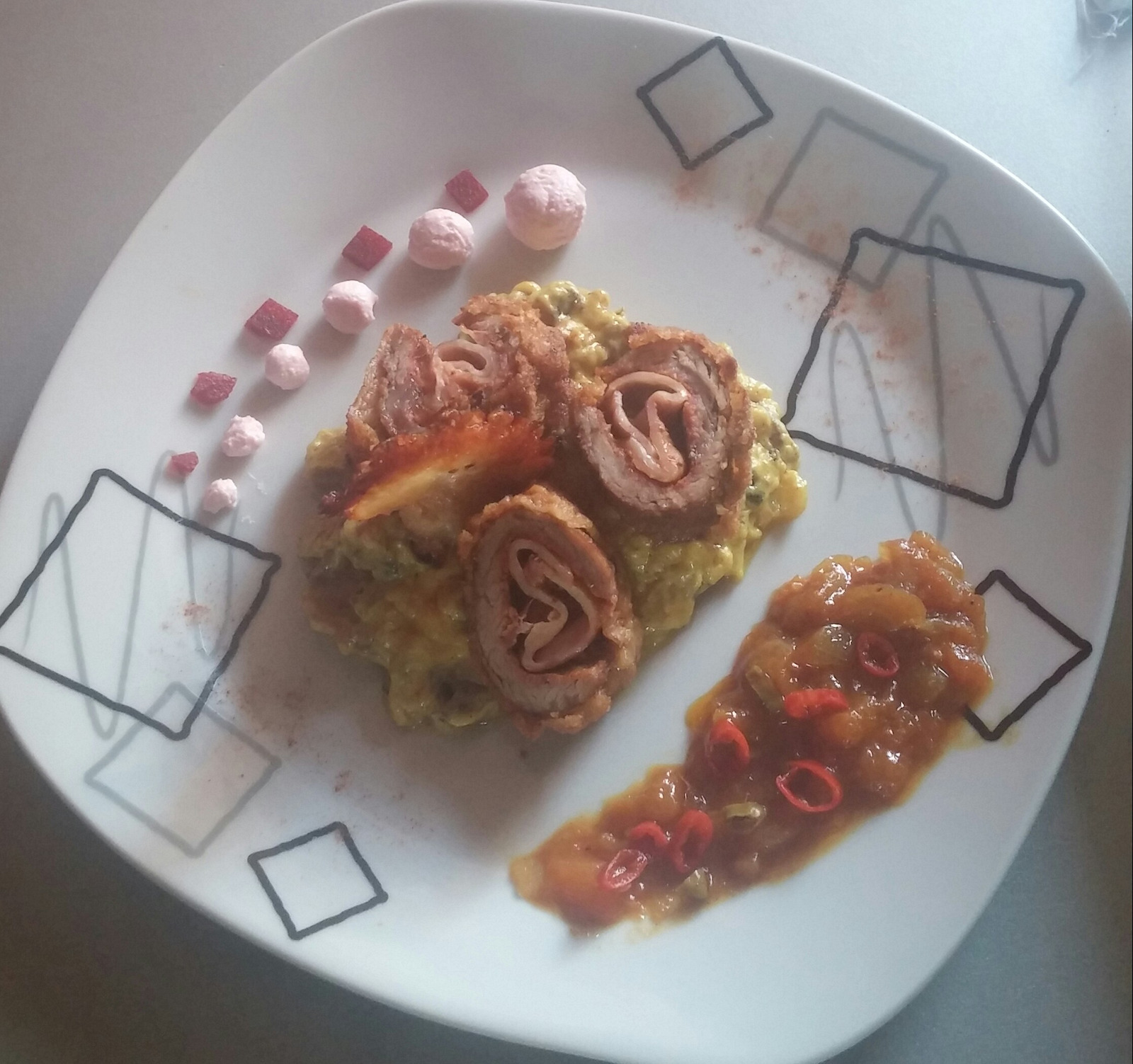 Pecurke u sosu sa kulenom,rolovane snicle i catni od kajsije