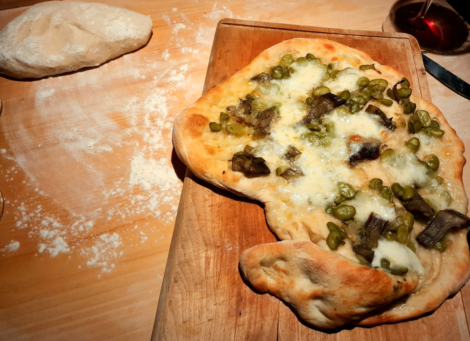 Robertova pizza s bobom i artičokom