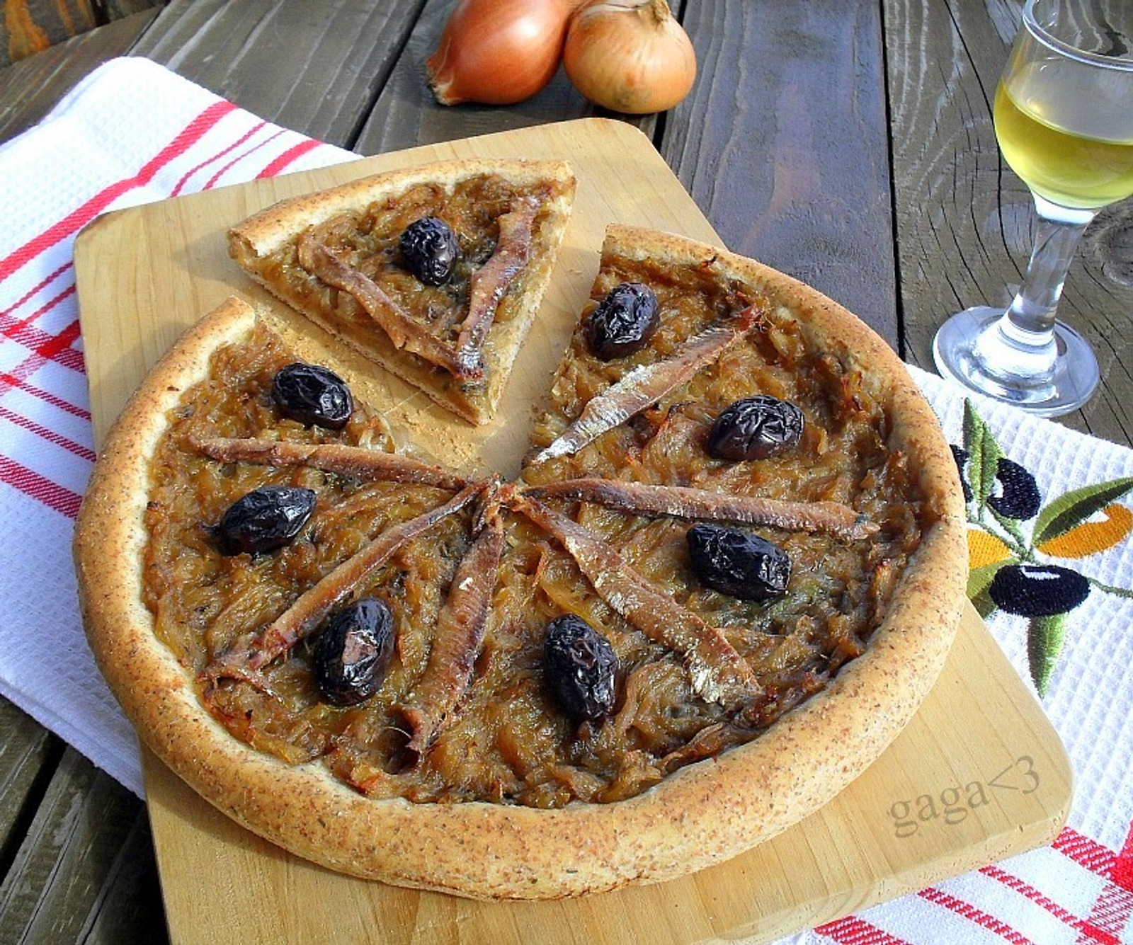 Nica tart sa inćunima i maslinama - Pissaladière Niçoise