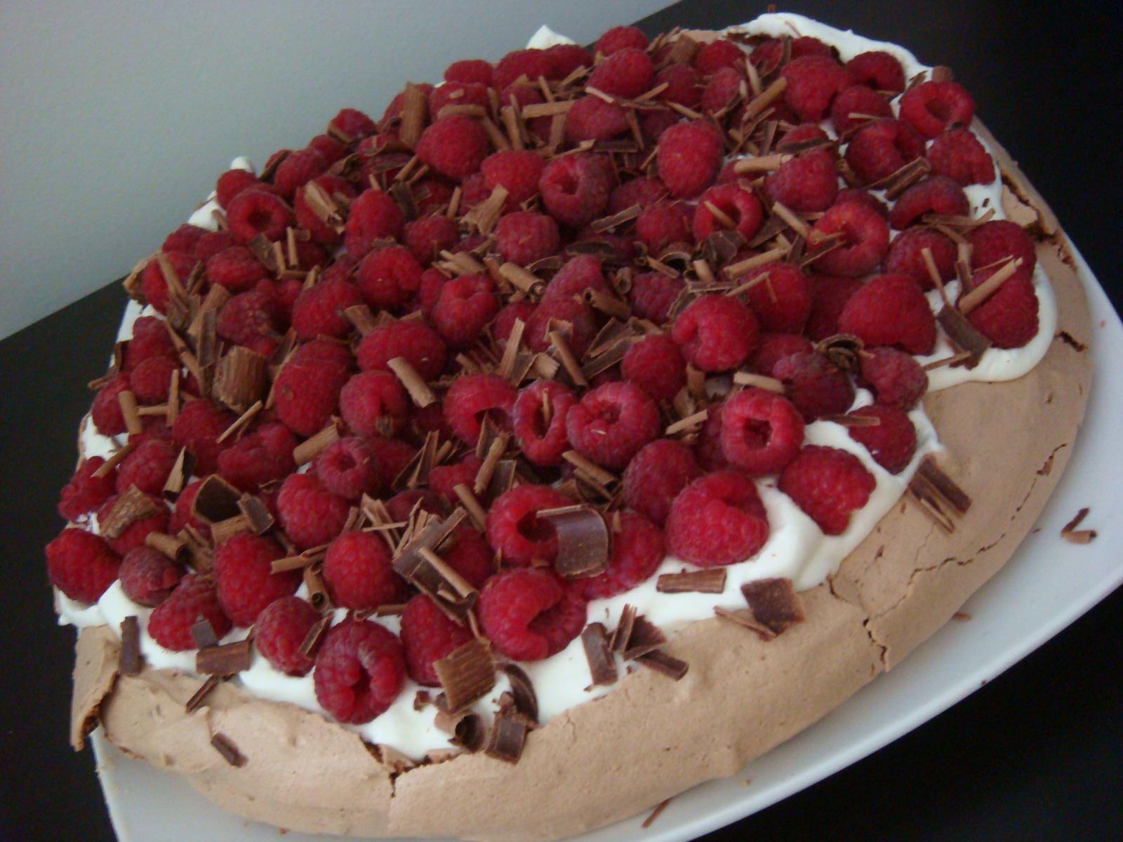 Cokoladna Pavlova s malinama