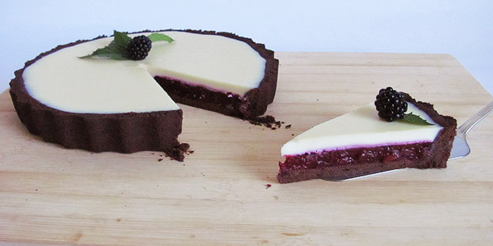 Tart sa kupinama i belom čokoladom