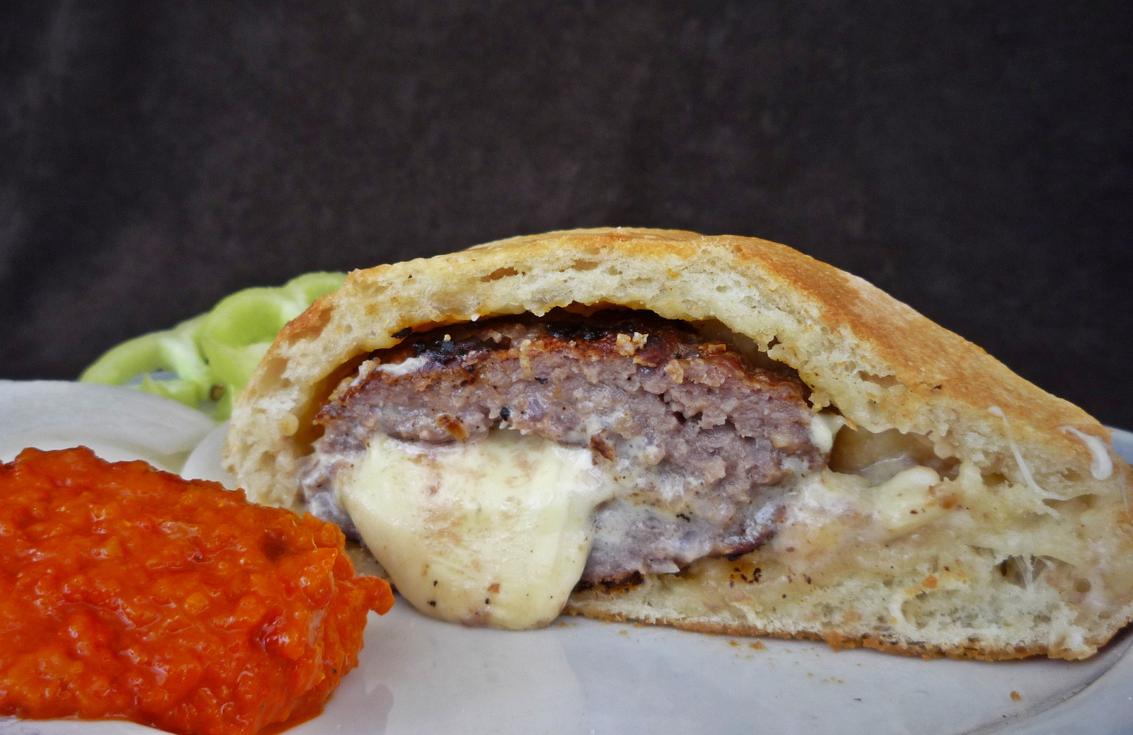 Calzone s punjenom pljeskavicom - sredozemni duo