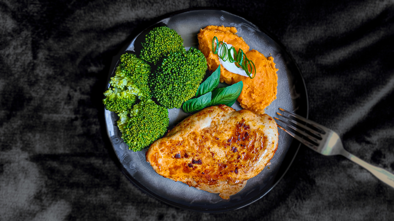 Batat pire s brokulom i pilećim prsima (High protein)