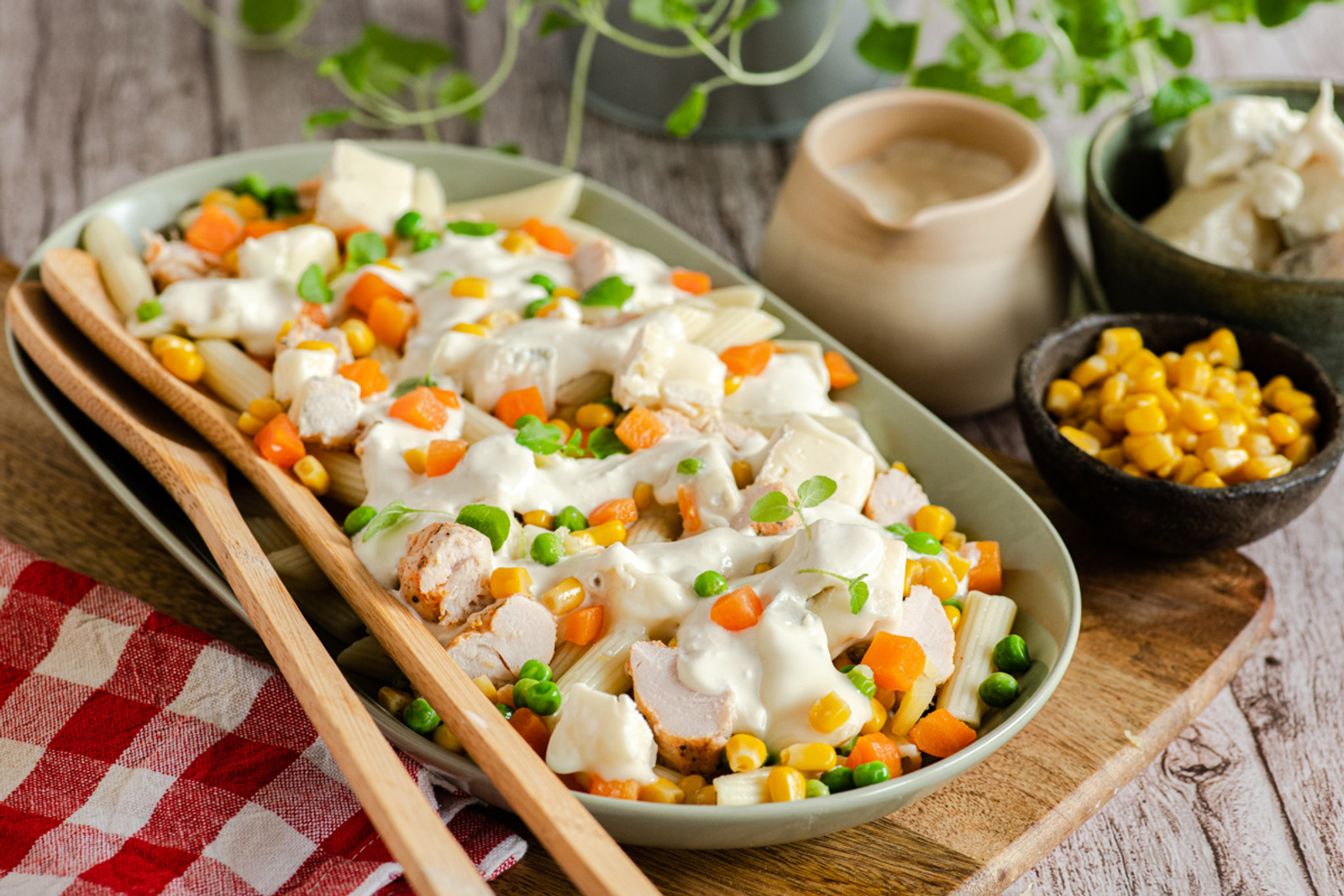 Salata od piletine i makarona