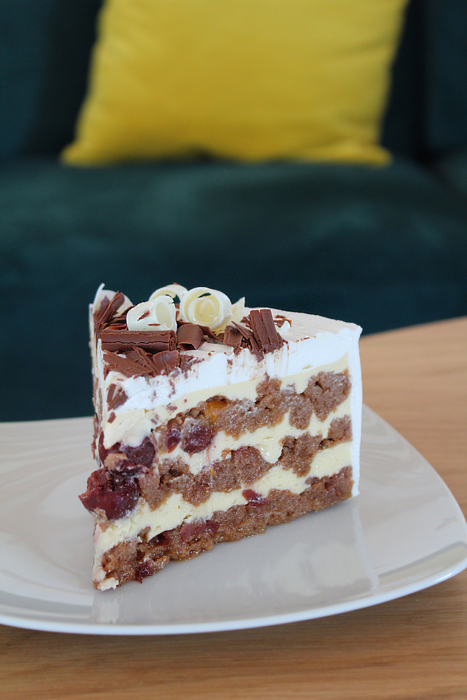 Torta bez jaja s višnjama
