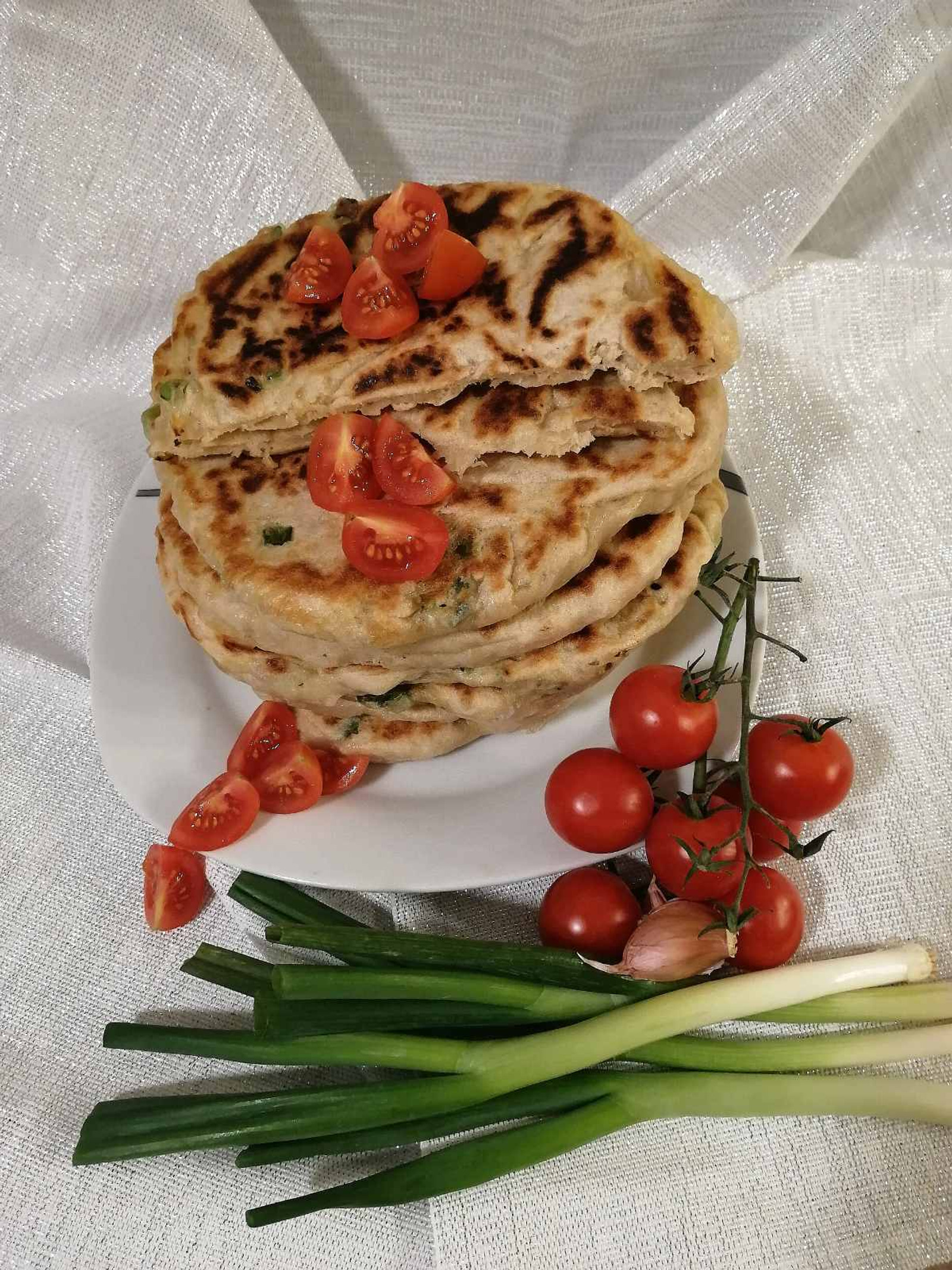 Posne lepinje sa mladim lukom i origanom