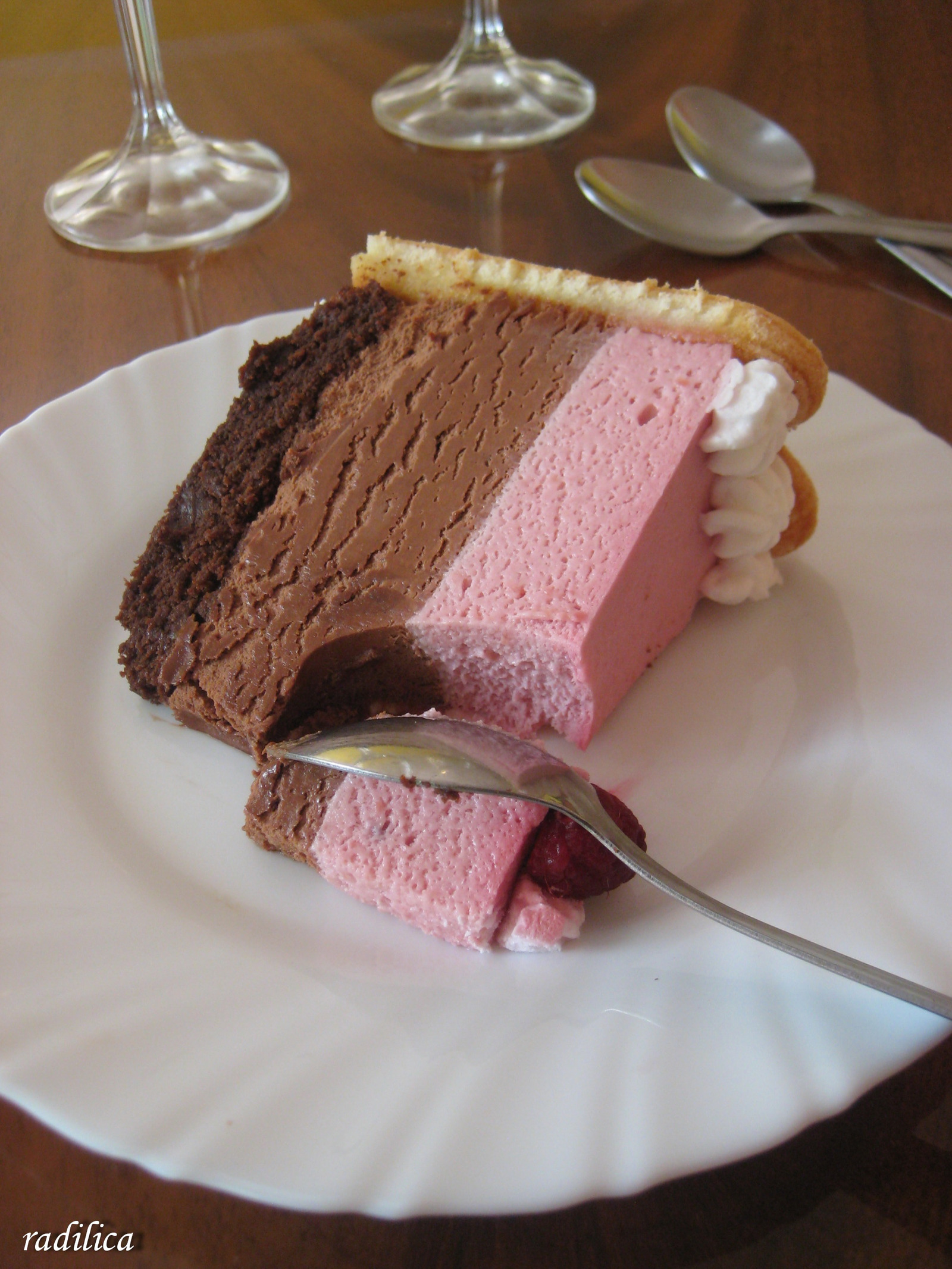Penasta torta sa malinama i čokoladom