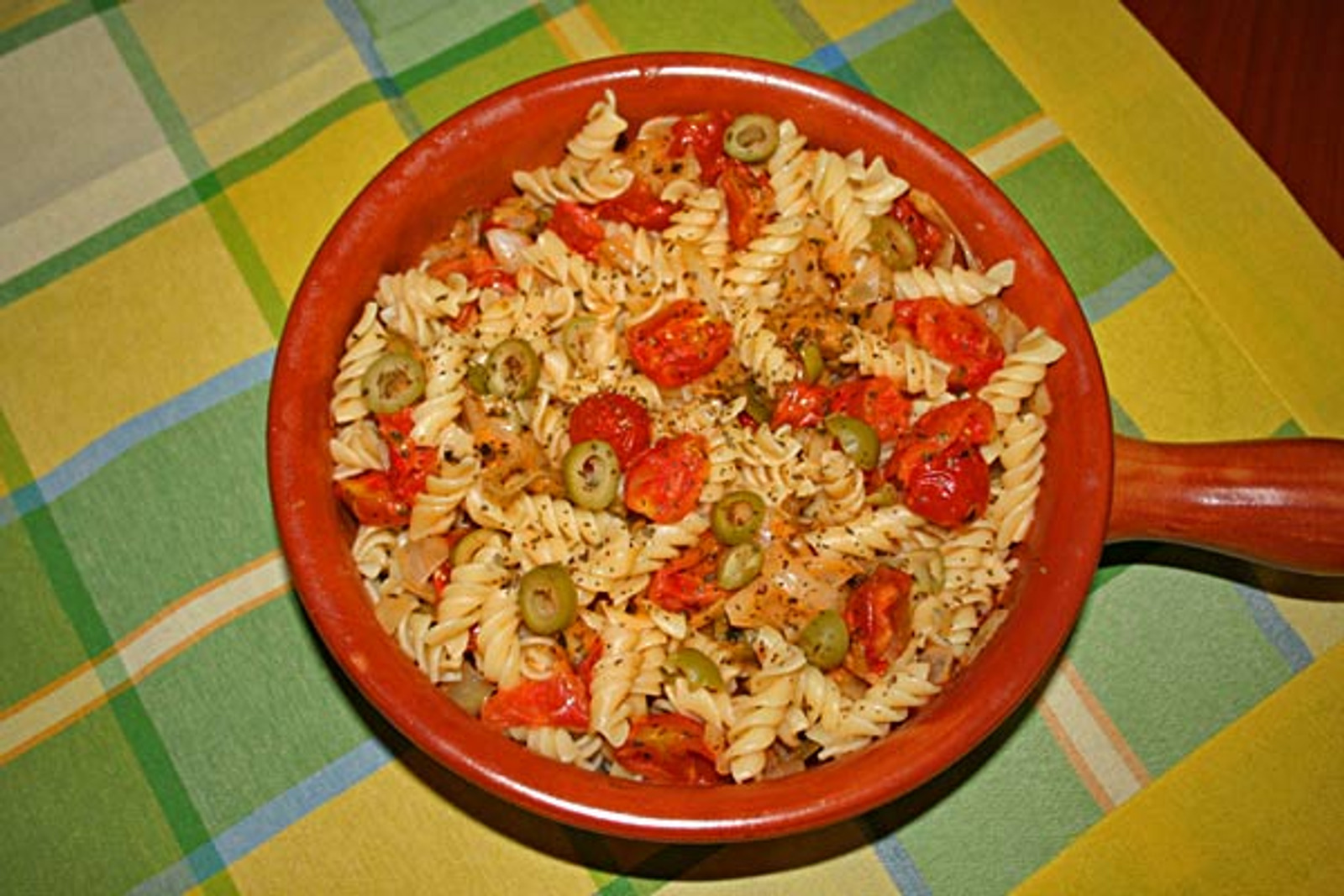 Tjestenina s mozzarellom i rajčicama na brzo, jeftino i fino!