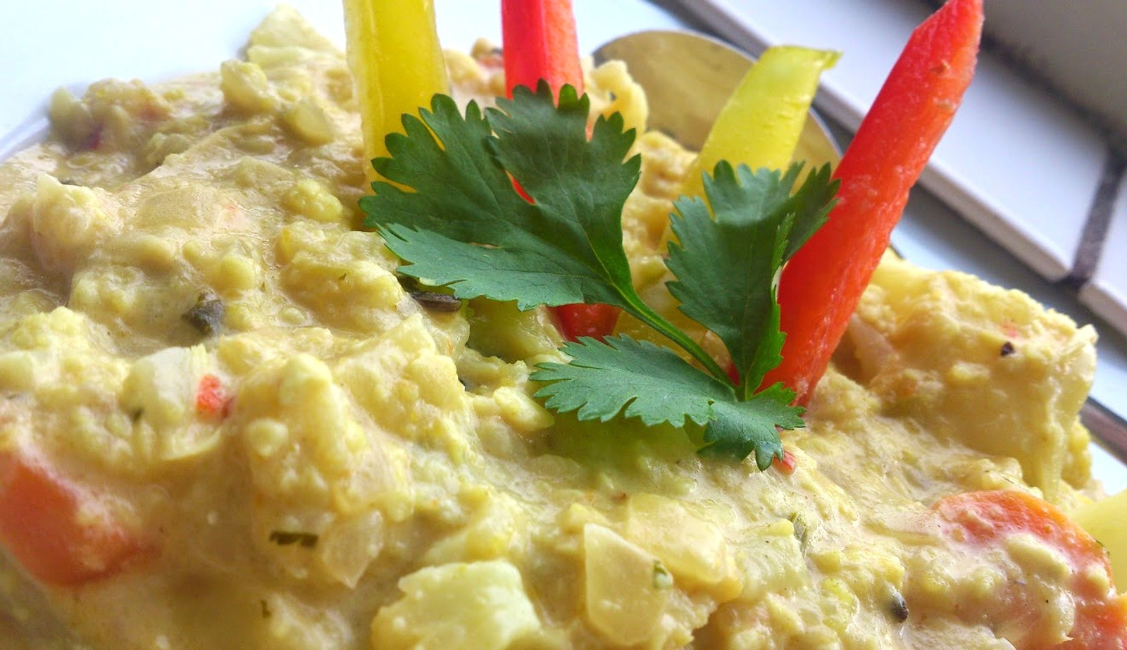 Karfiol curry sa rizom i salatom