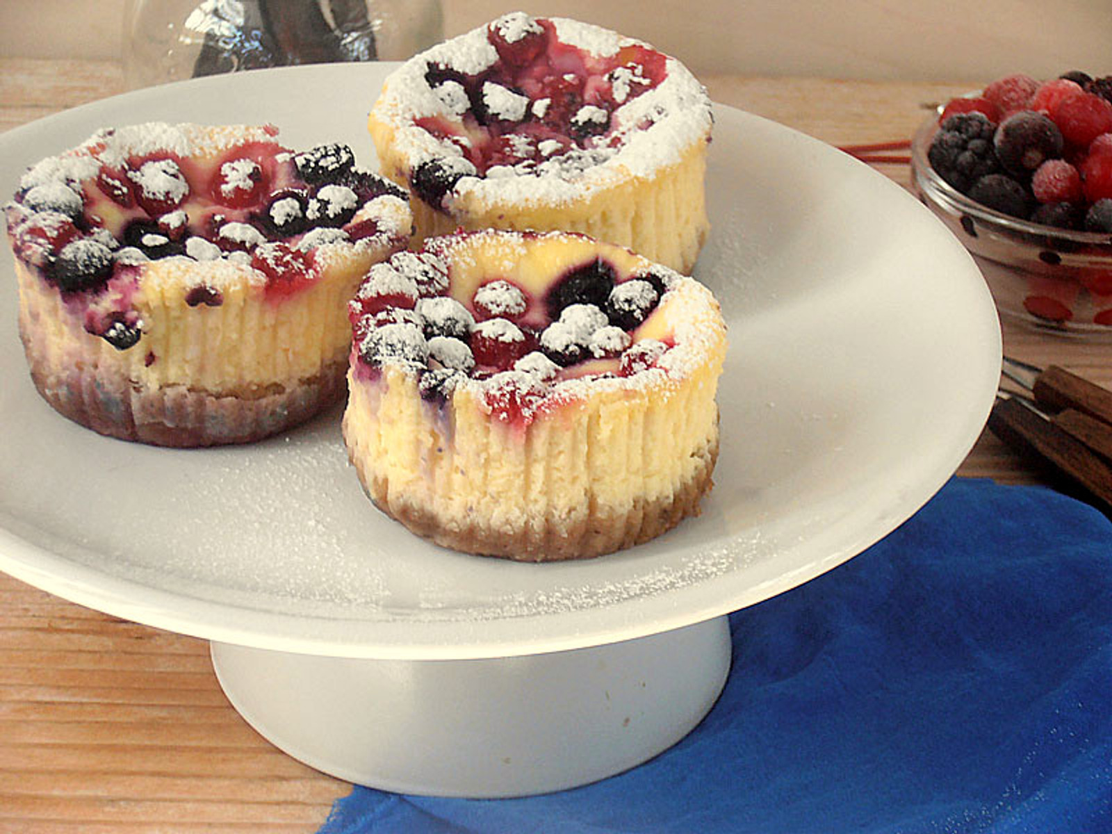 Mini torte od sira sa šumskim voćem