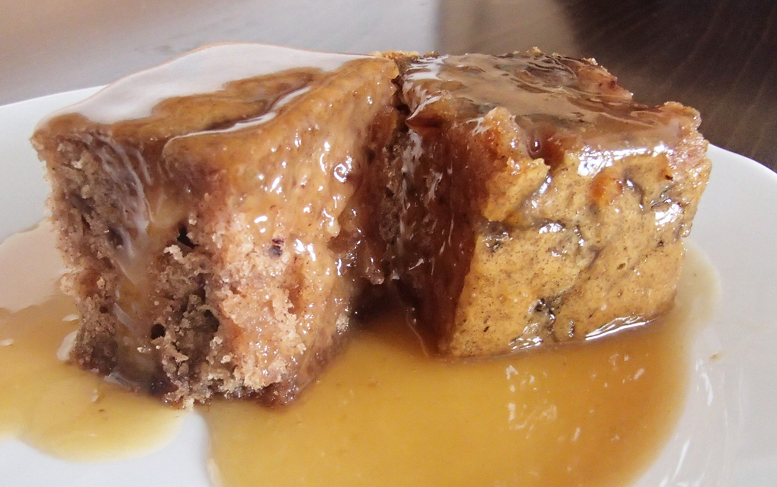 Kolač od urmi sa karamel kremom (Australian sticky date pudding)