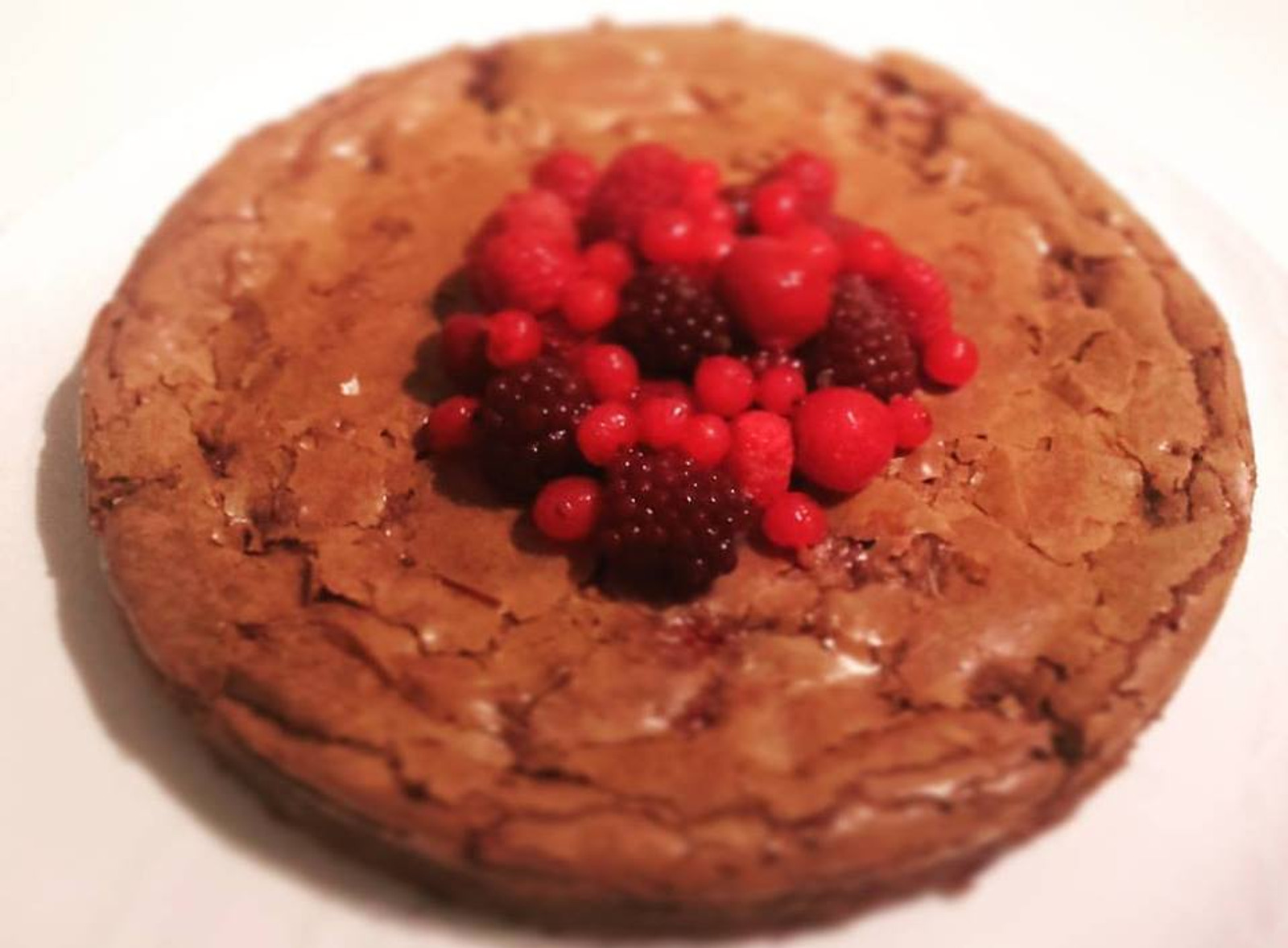 Brownie torta sa šumskim voćem