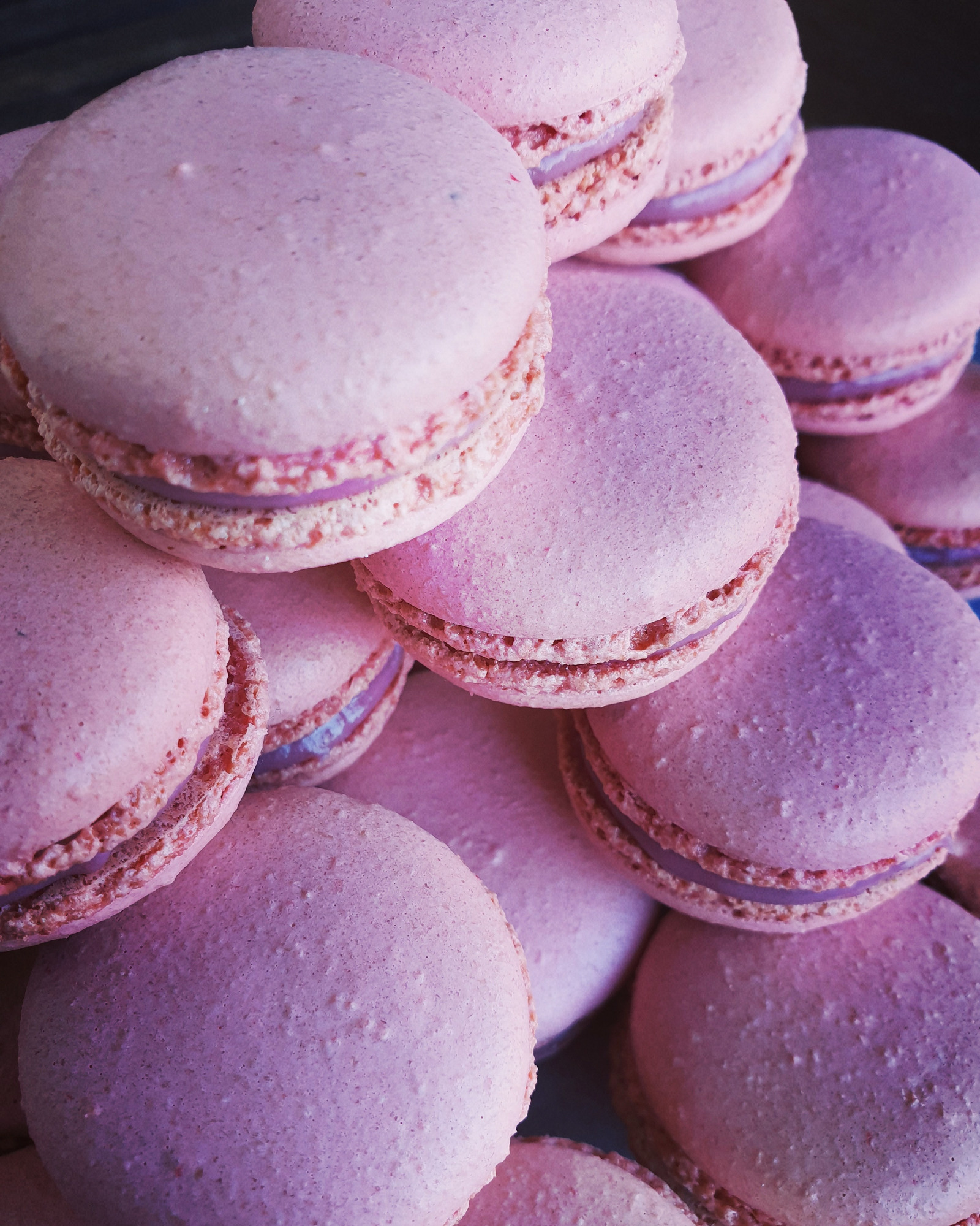 Macarons s malinama