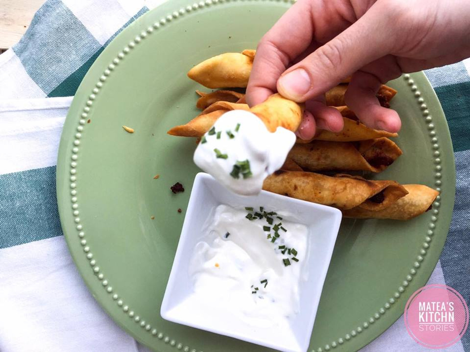 Taquitosi, prutići piletine umotani u tortilju.