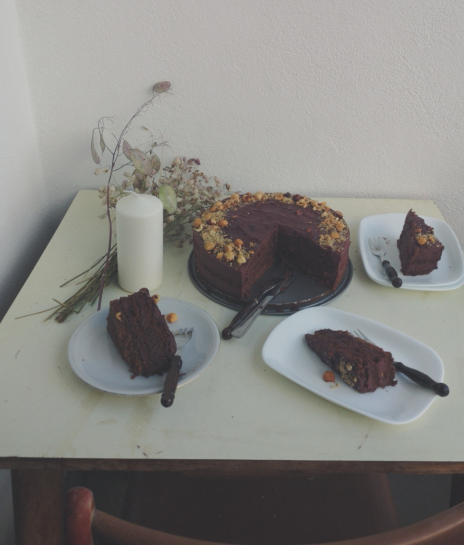 VEGAN TORTA OD ČOKOLADE, LJEŠNJAKA, ROGAČA & BATATA