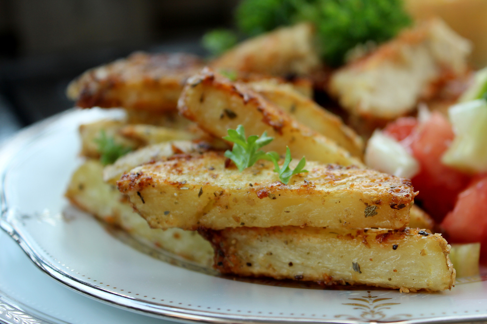 Pečen pomfrit sa parmezanom i začinima.