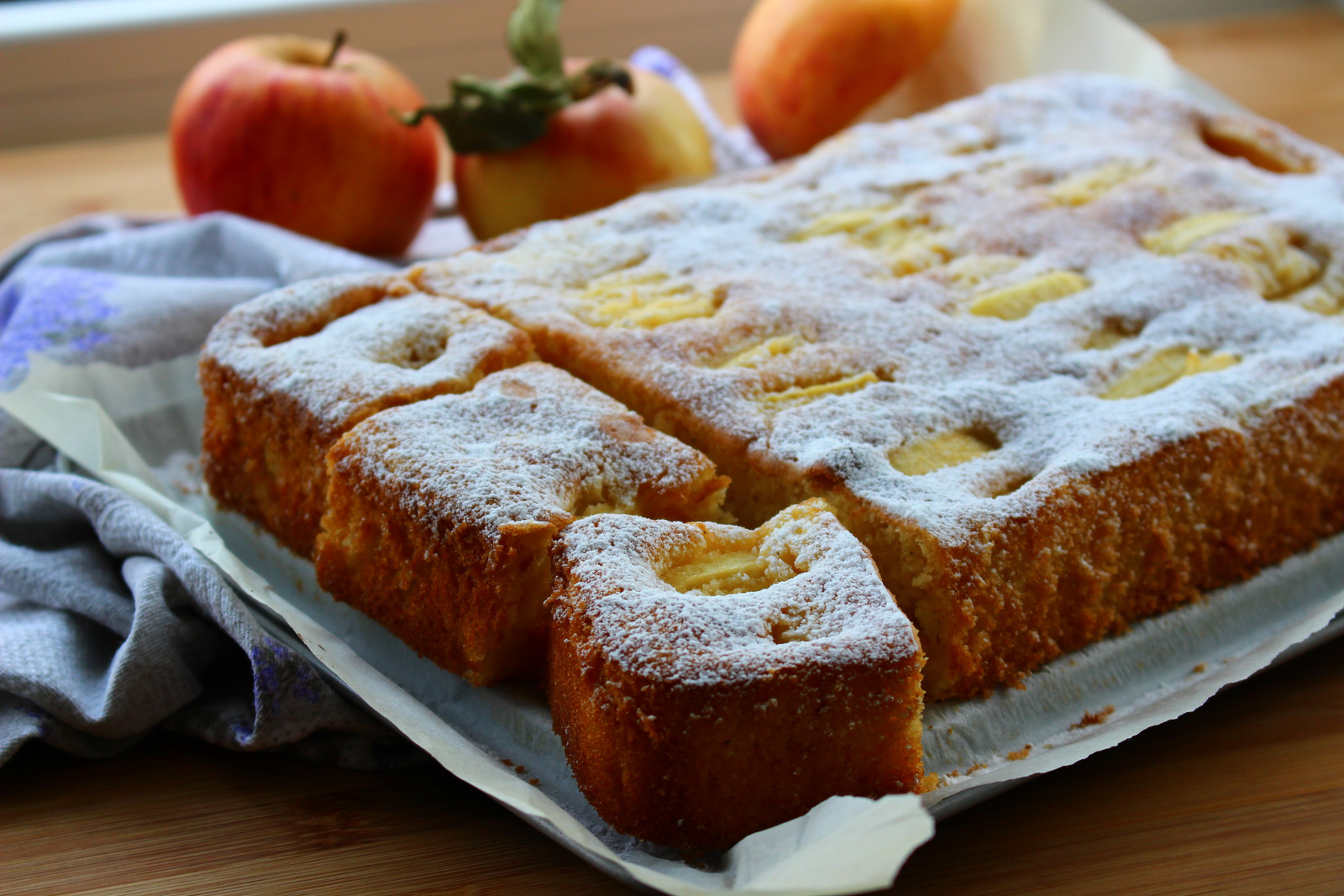 Torta sa jabukama i umucenim svjezim vrhnjem