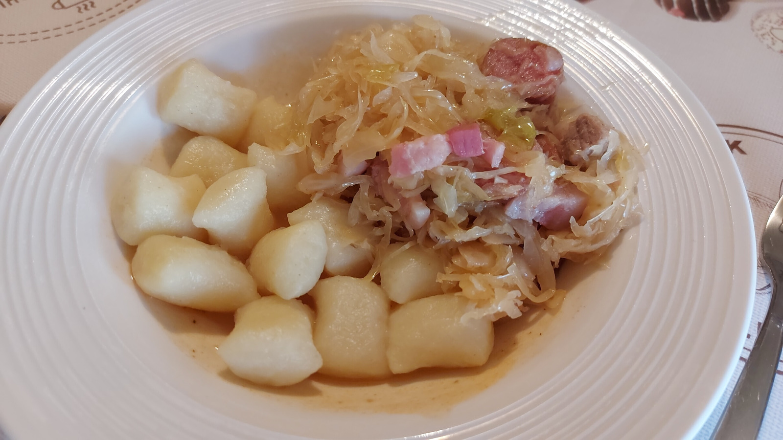 Sekeli gulaš s pancetom, kobasicama i njokima
