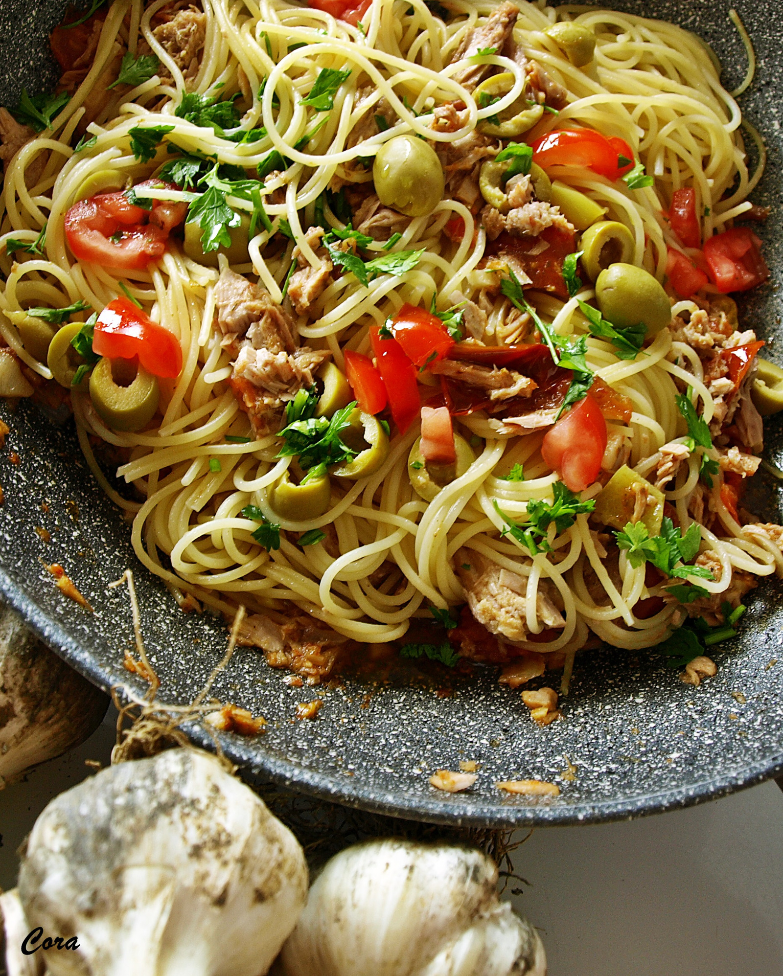 ღ  Spaghetti s tunom i pomidorinima