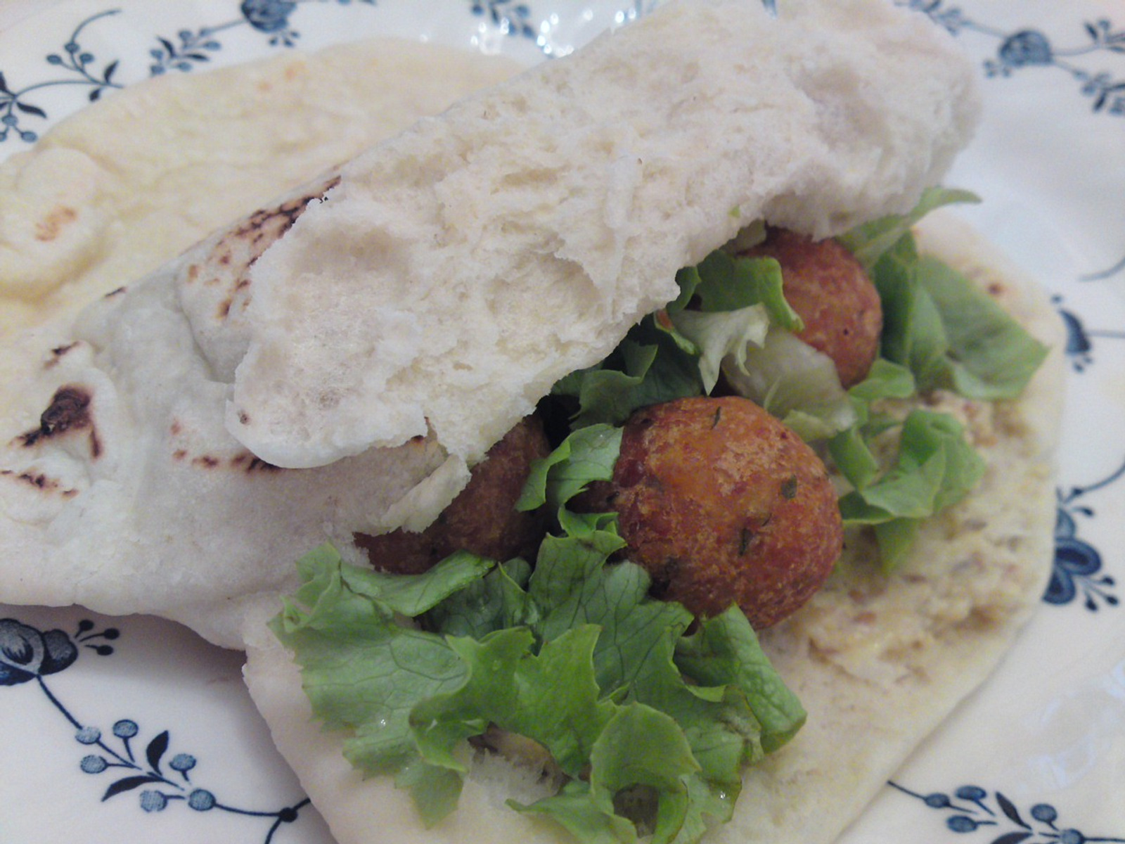 Napuhane pogače (pitta kruh) by poshada, Falafel by coolinarika i zelena salata sa pazarića kraj Prime3