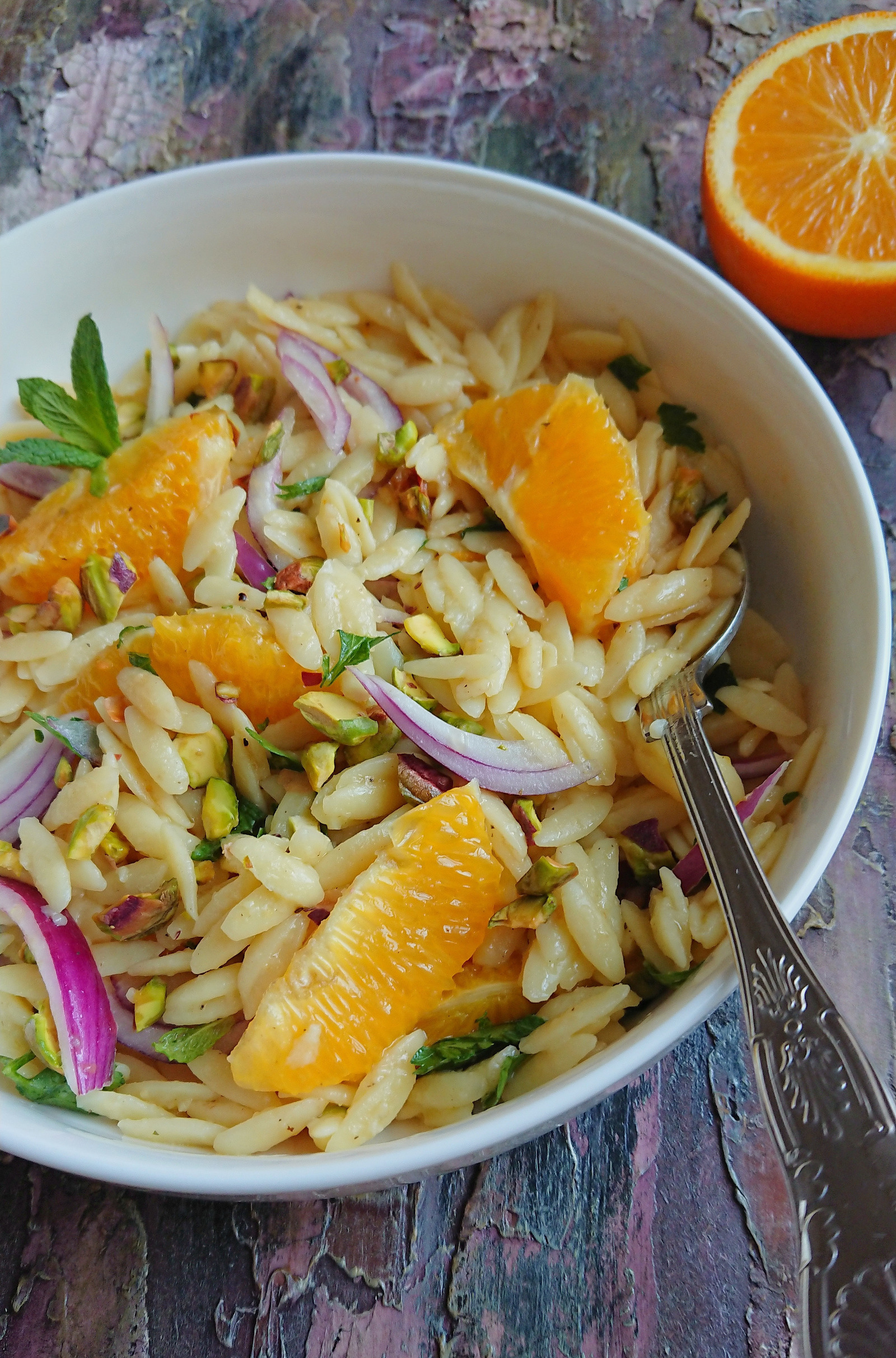 Orzo pasta salata sa crvenim lukom,pistacijama,citrusima i svjezim zacinima