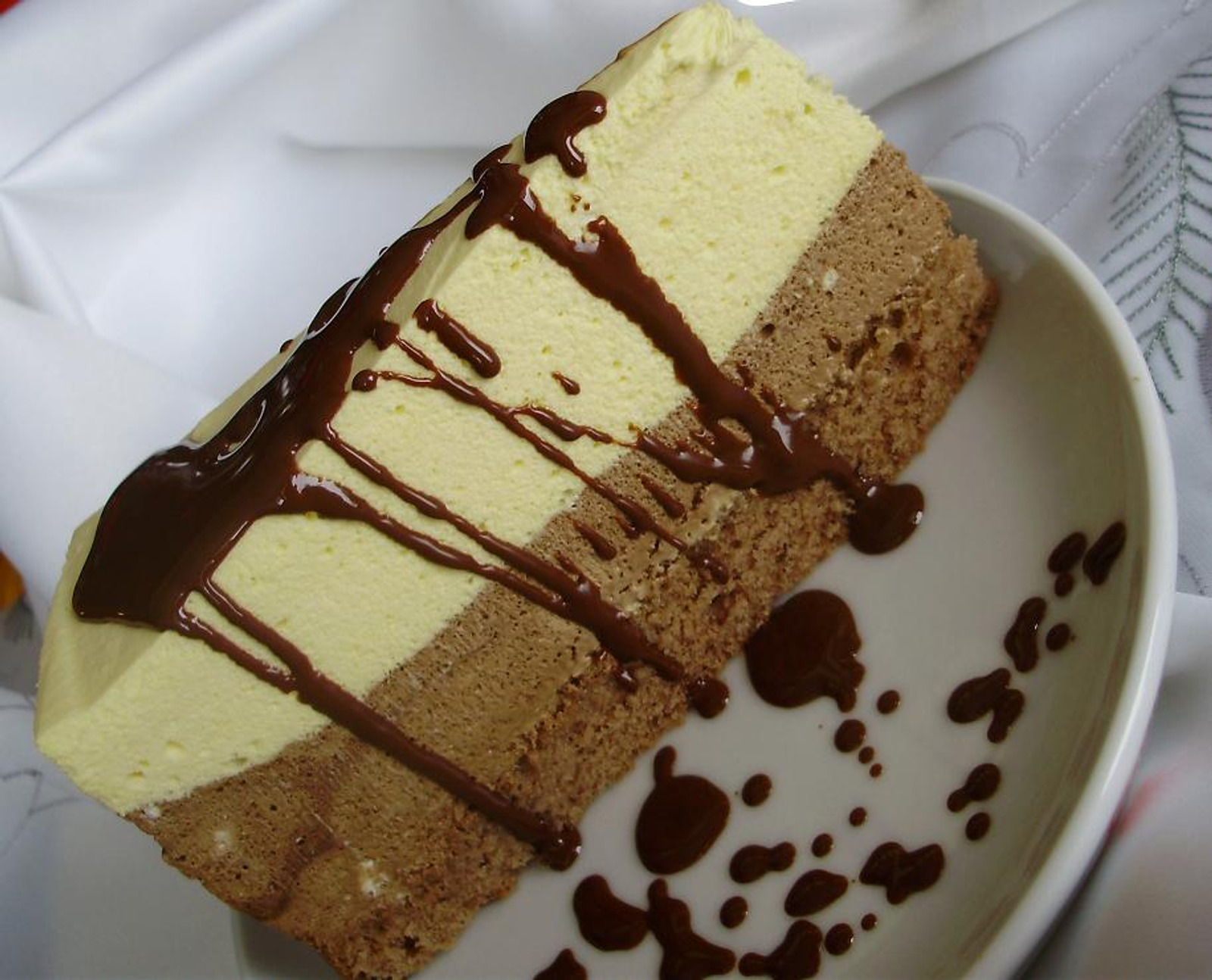Dvobojna ledena čokoladna torta