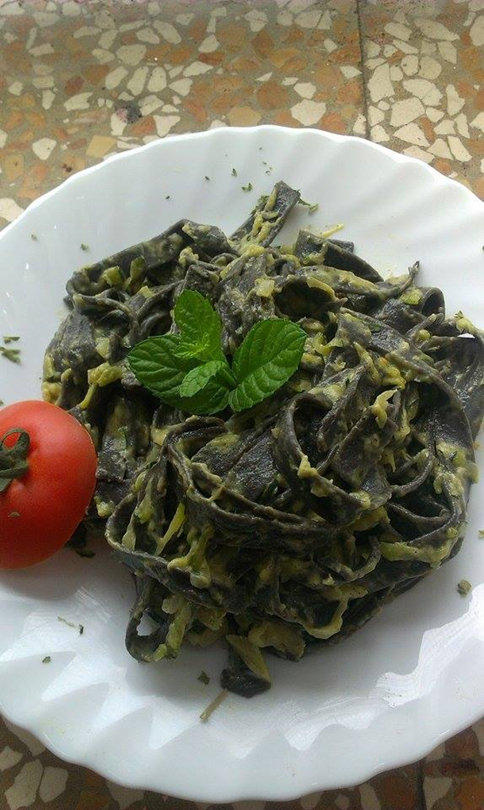 Rezanci s crnilom od sipe u umaku od tikvica