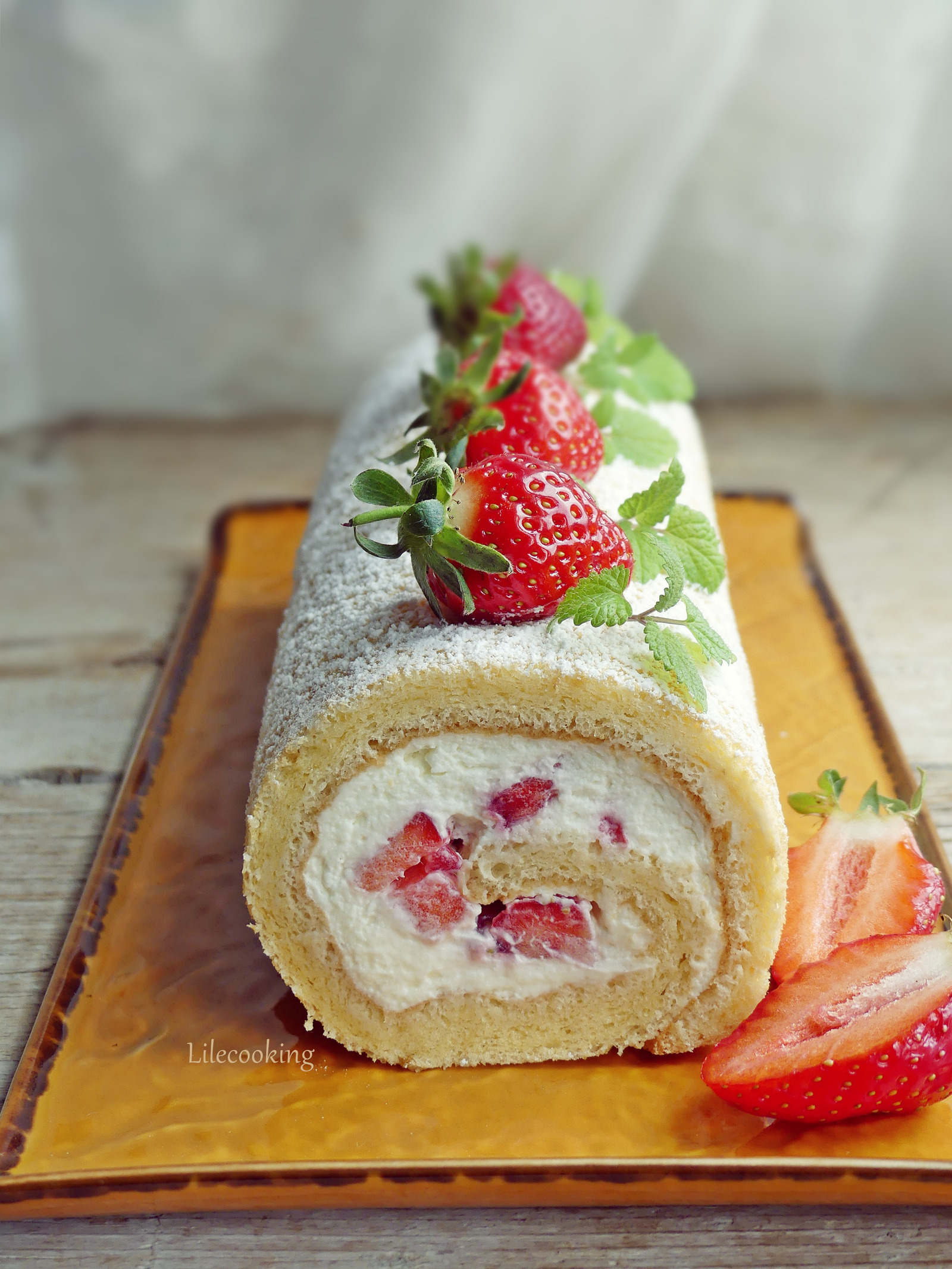 Rolada s jagodama i mascarpone kremom