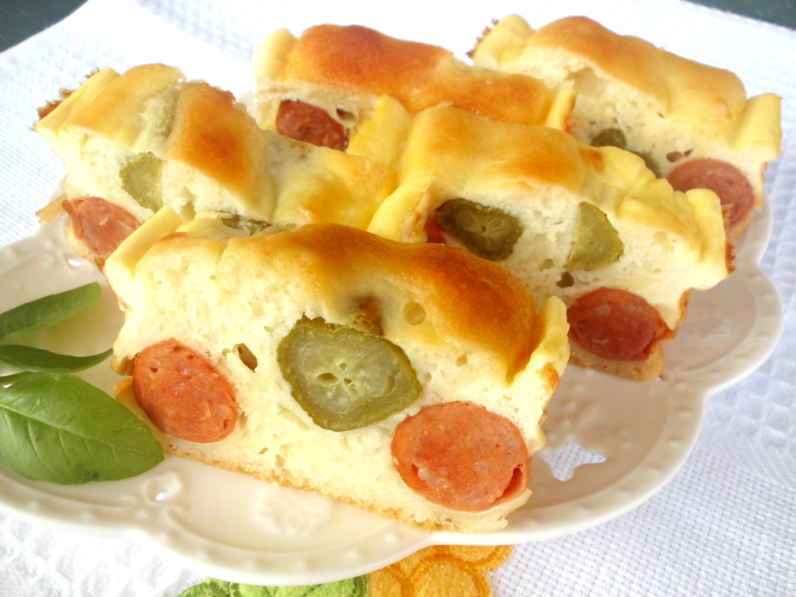 Pita sa roštilj kobasicama i kiselim krastavcima