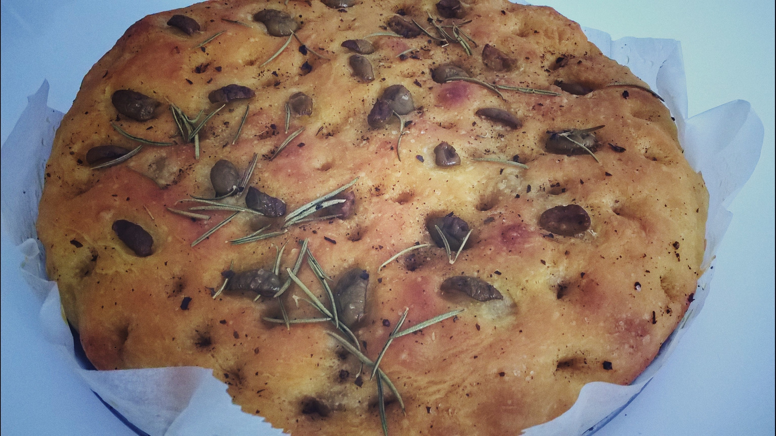 Focaccia s maslinama i mediteranskim biljem