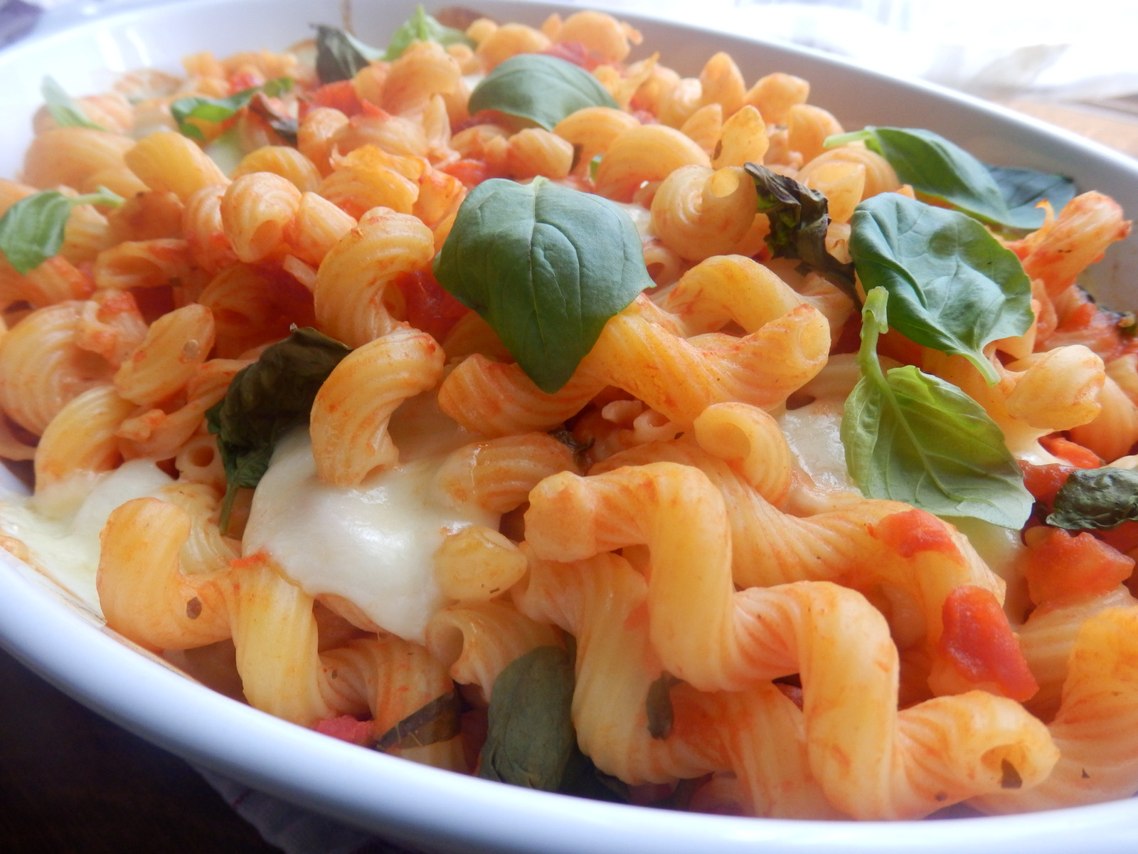 pasta sa paradajzom,bosiljkom i mozzarelom