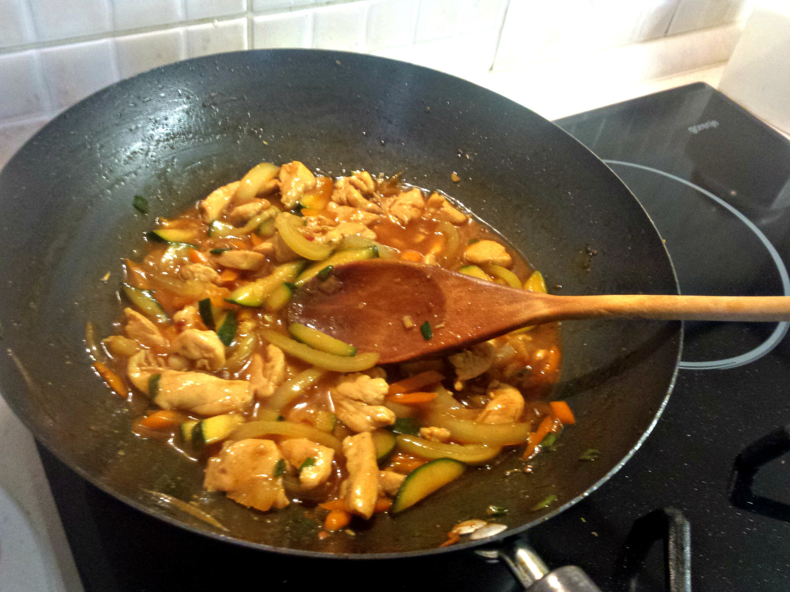 Wok piletina u slatko-kiselom umaku