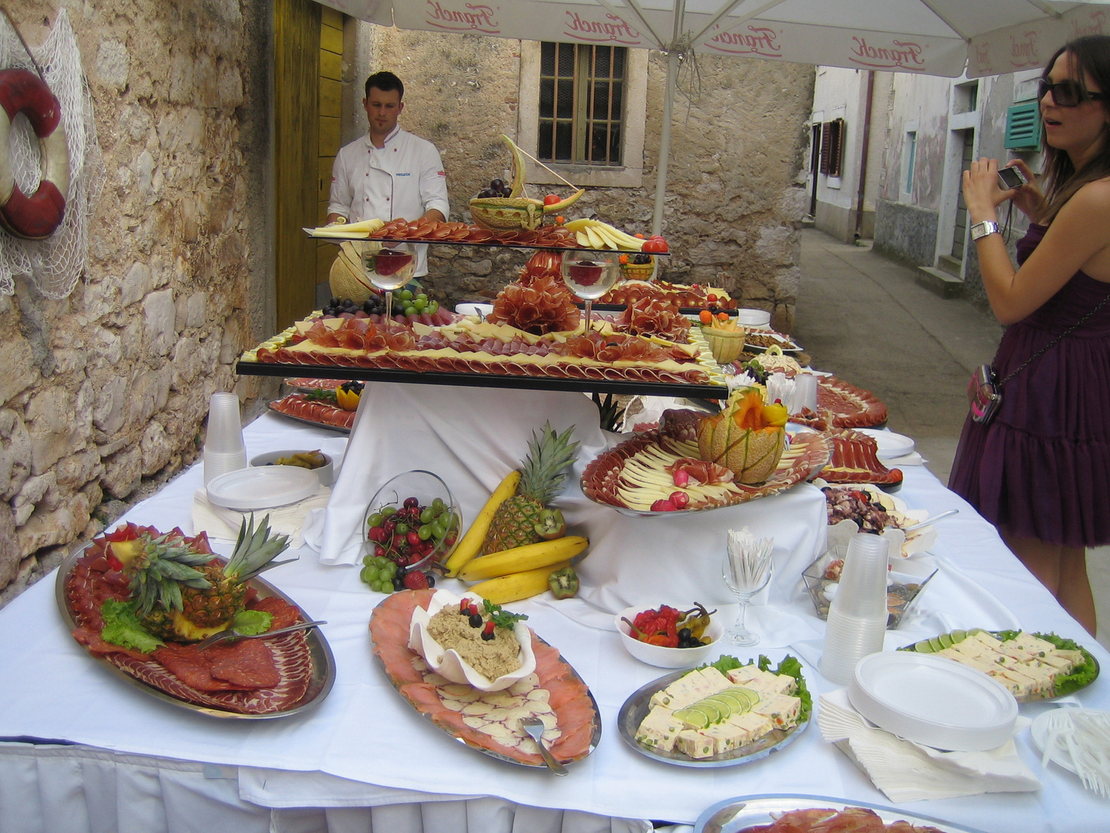MAJSTOR DARKO PORED SVOJIH DJELA