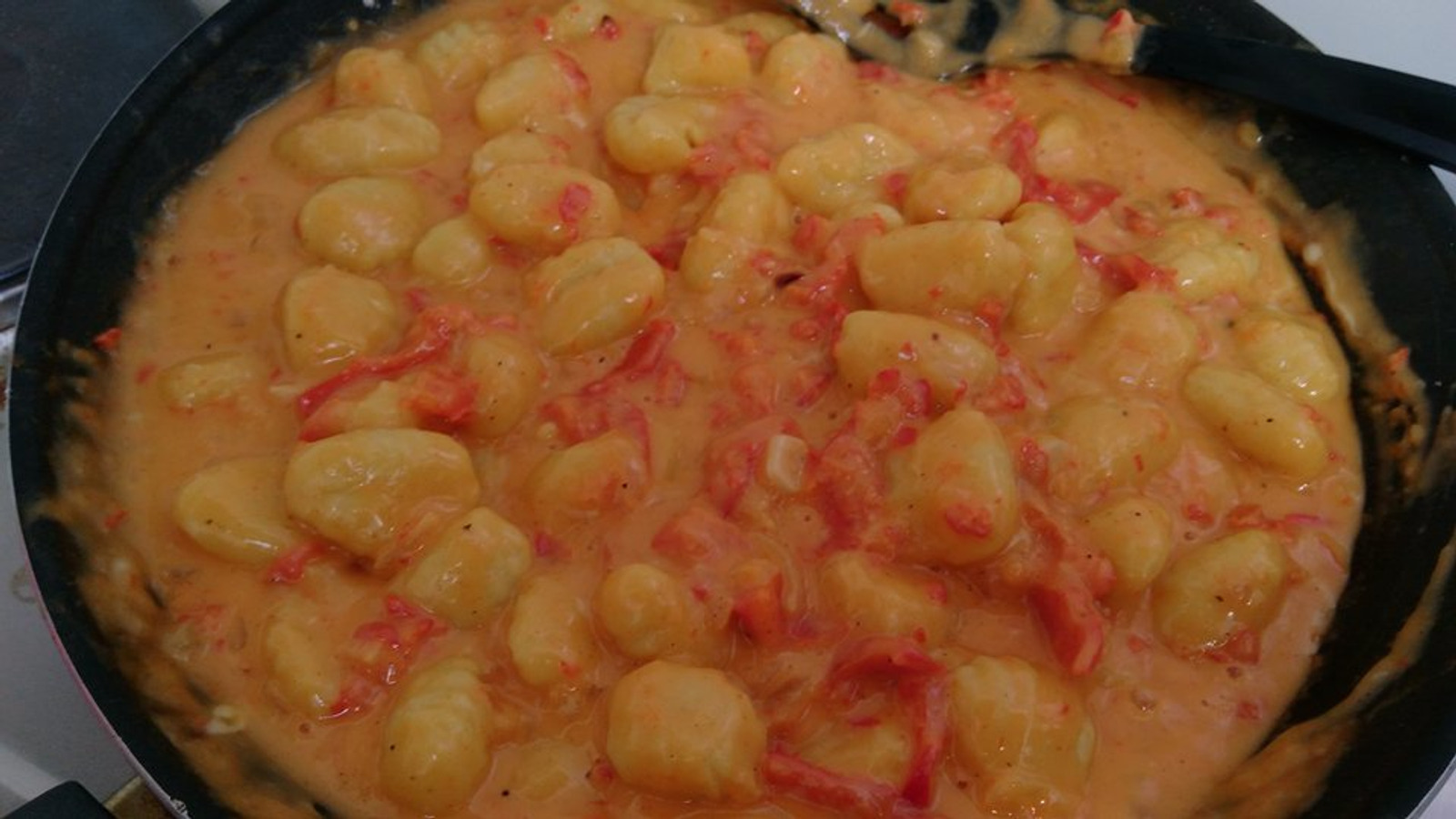 Gnocchi u kremastom sosu od paprike