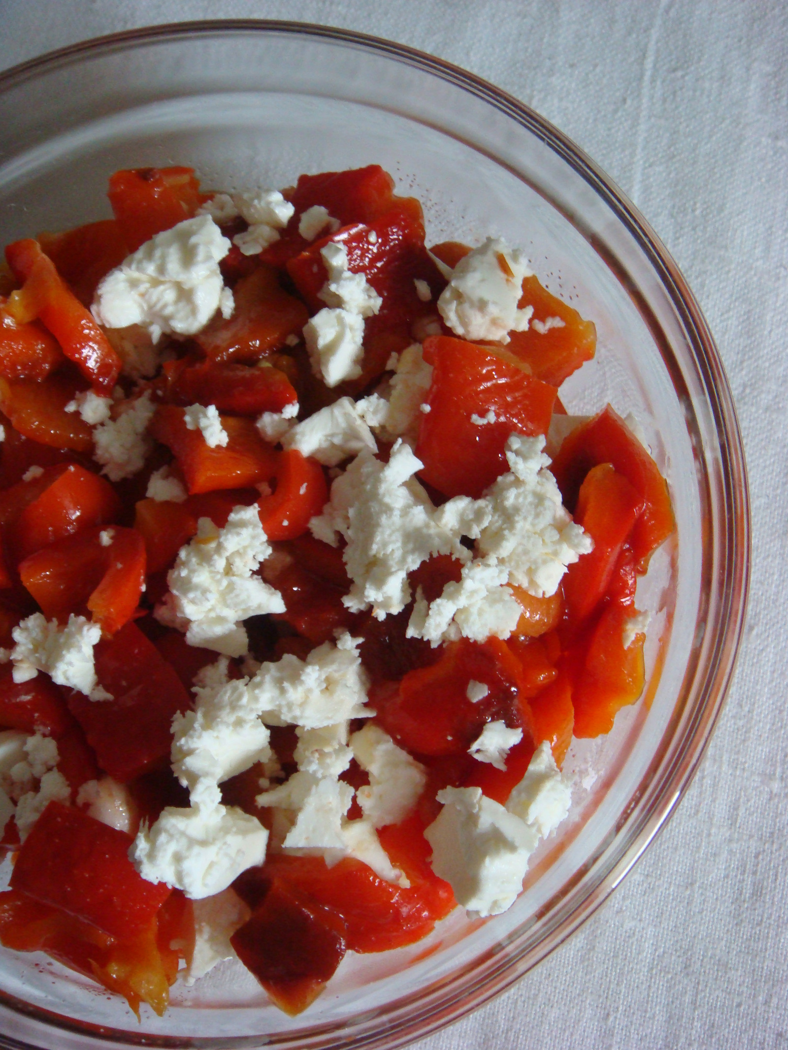 Salata od pecenih paprika i feta sira